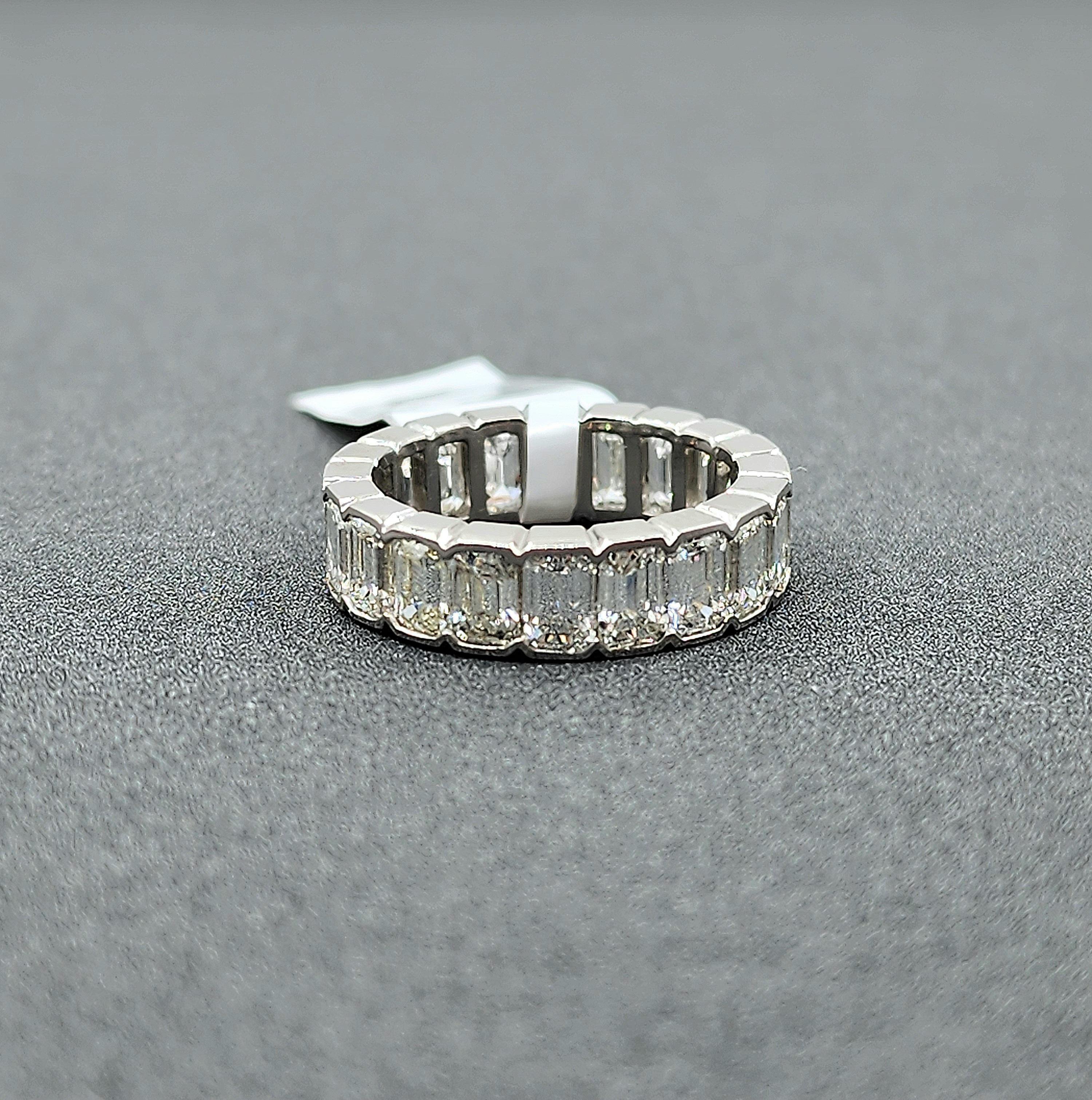 5,18 ct Smaragd Schliff Halb Lünette Set Diamant Eternity Ring (Smaragdschliff) im Angebot