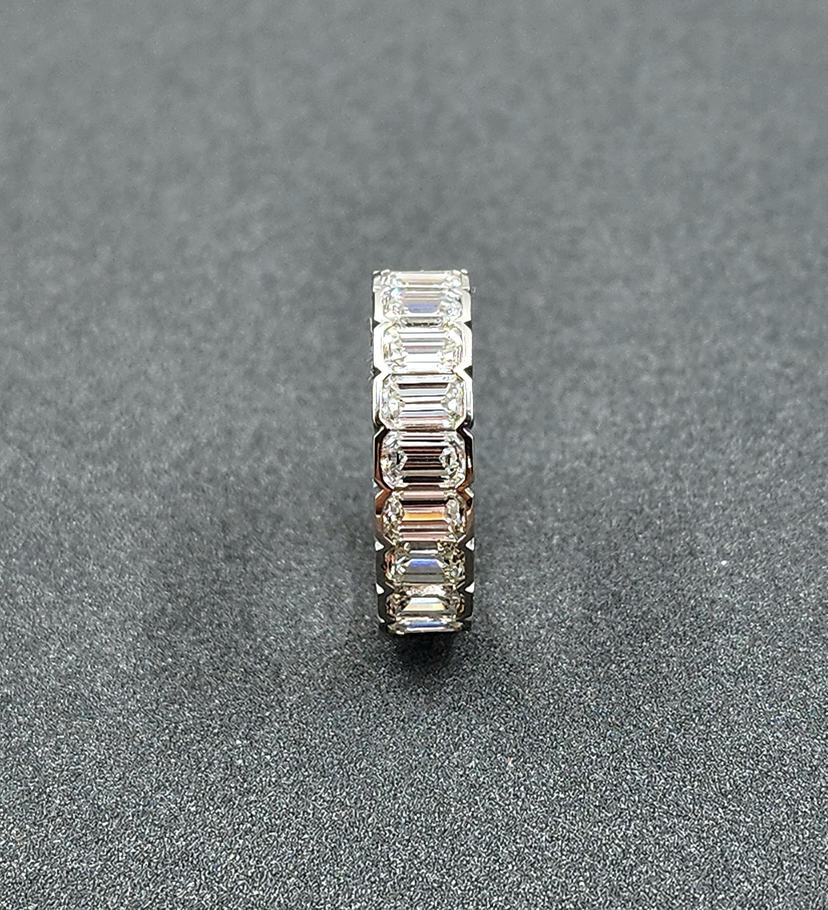 5,18 ct Smaragd Schliff Halb Lünette Set Diamant Eternity Ring im Zustand „Neu“ im Angebot in Chicago, IL