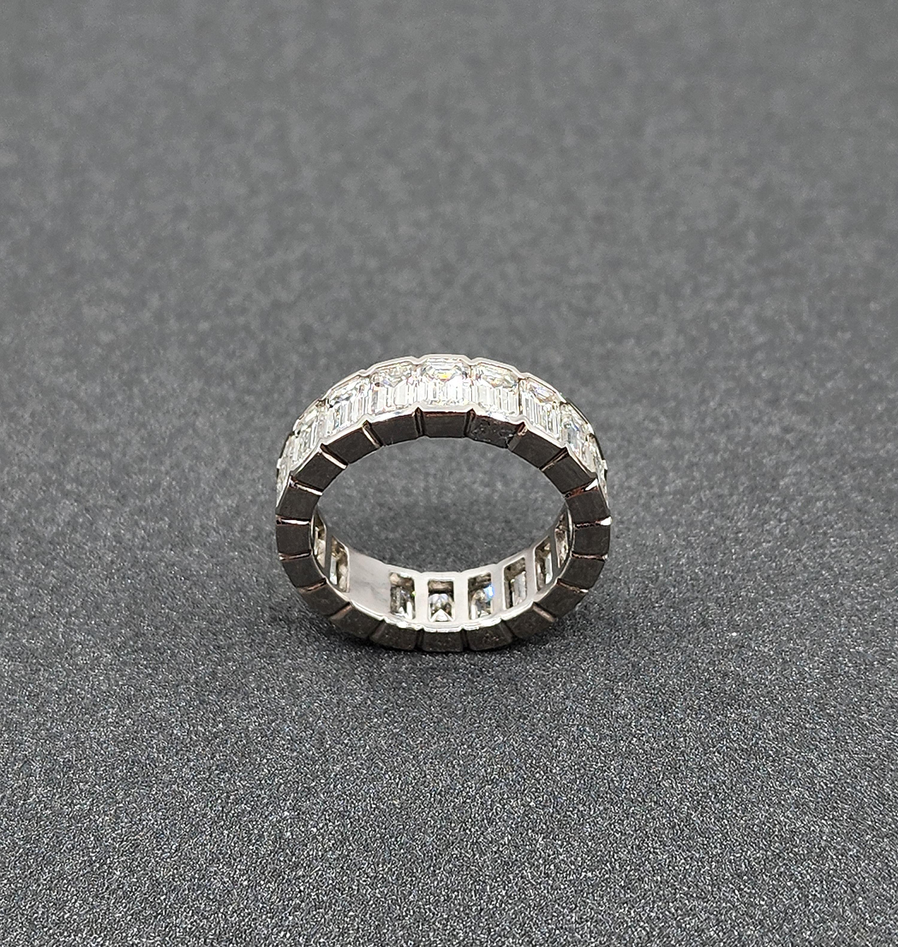 5,18 ct Smaragd Schliff Halb Lünette Set Diamant Eternity Ring für Damen oder Herren im Angebot