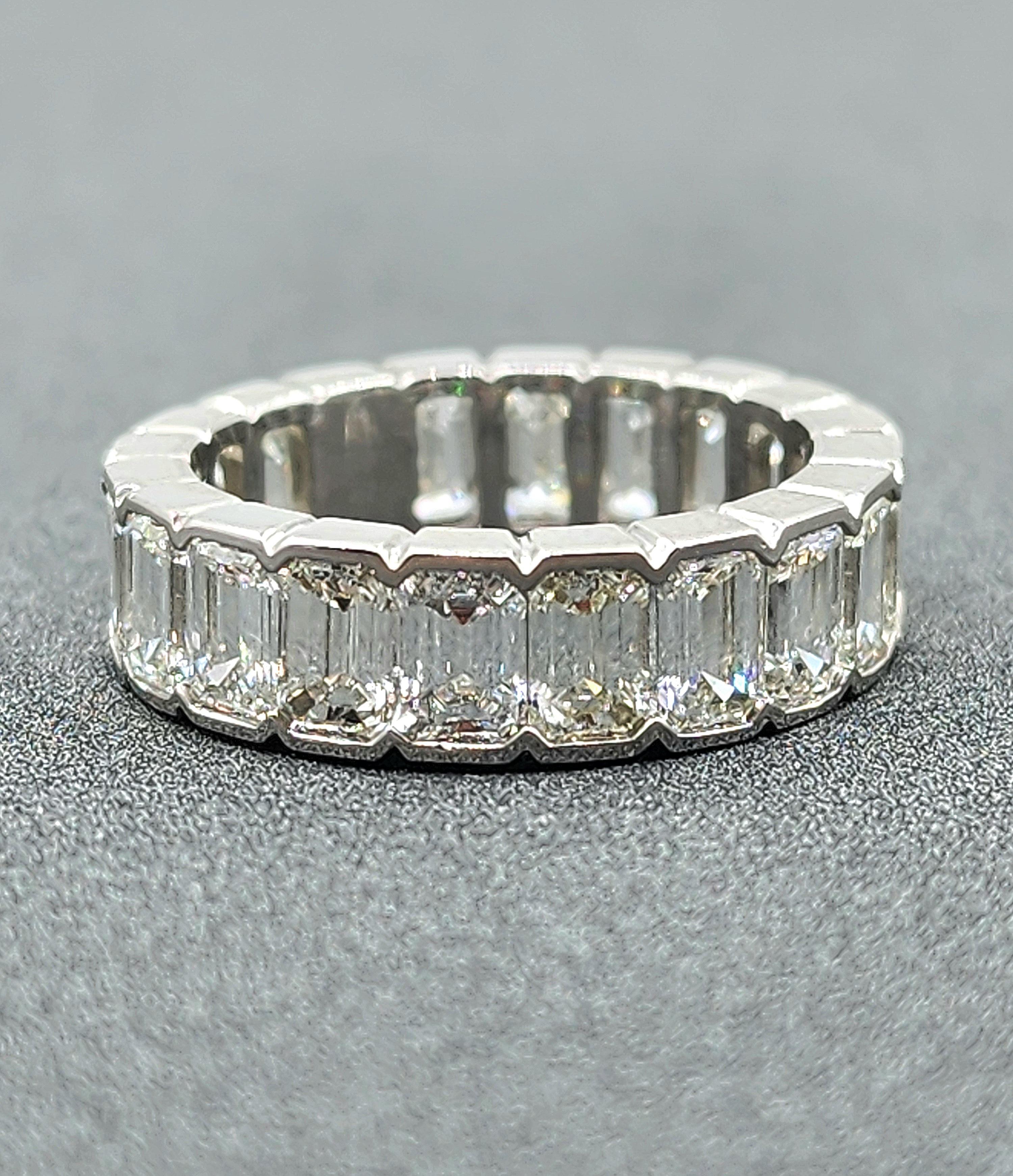 5,18 ct Smaragd Schliff Halb Lünette Set Diamant Eternity Ring im Angebot 1