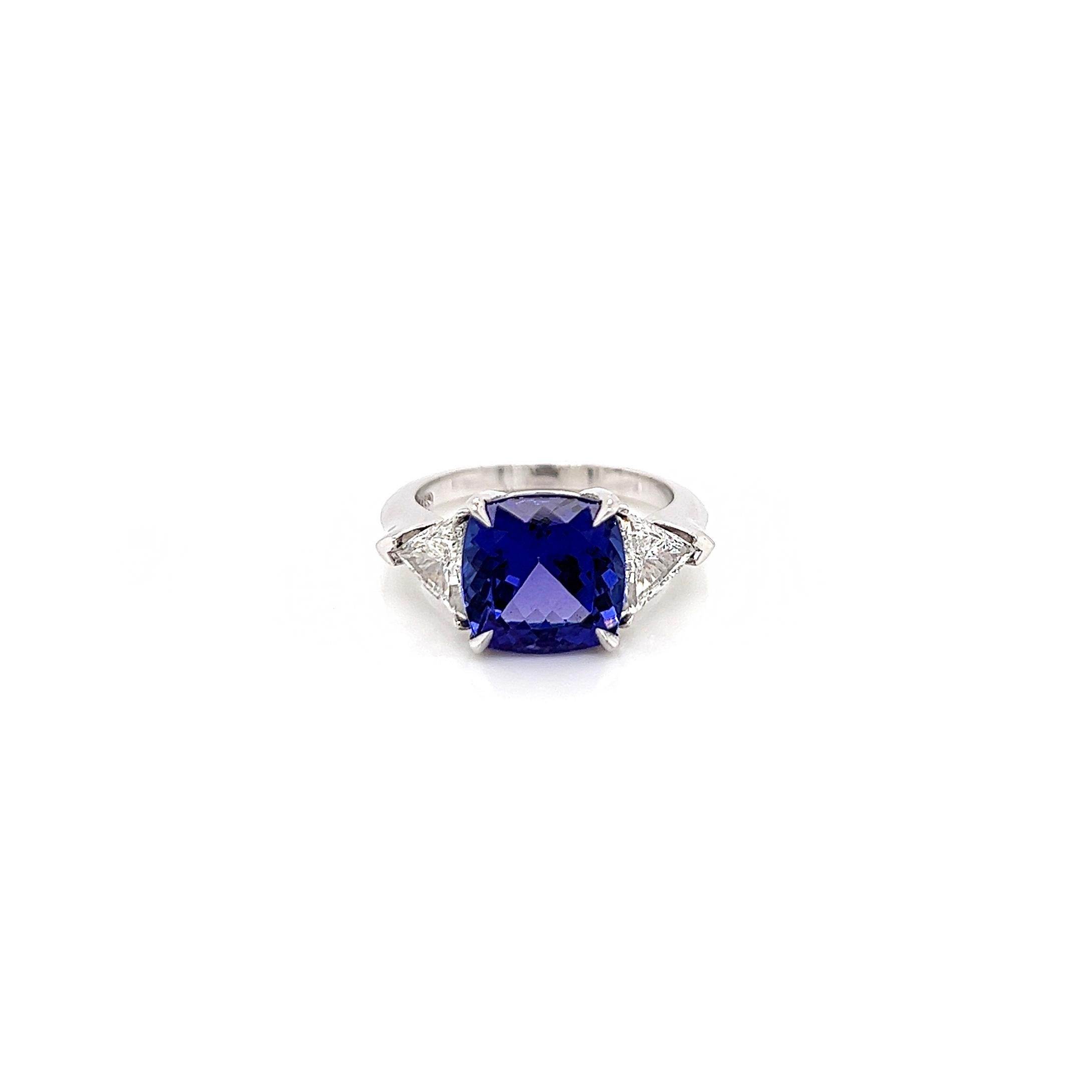5.18 Gesamtkarat Tansanit und Diamant Drei Stein Damen Ring

-Metall-Typ: Platin
-4,28 Karat Tansanit im Kissenschliff in natürlicher AAA-Qualität 
-0,90 Karat Diamanten im Billionen-Schliff auf der natürlichen Seite. Farbe F-G, Klarheit VS1-VS2