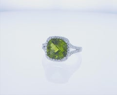 5,18ct Cushion Shape Peridot Cocktail Ring in 14k Weißgold.