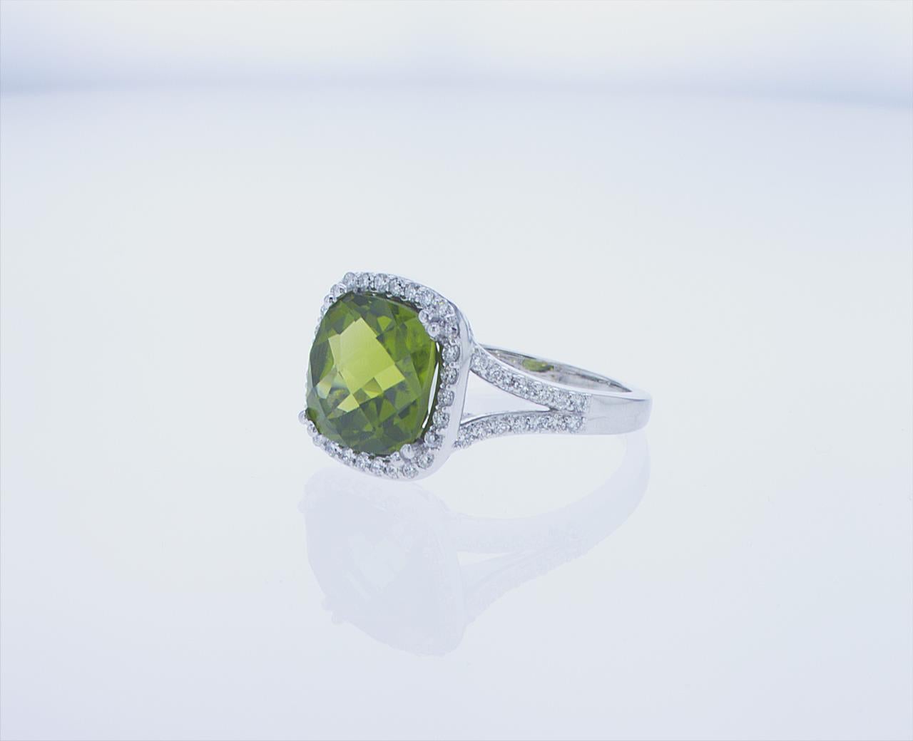 5.18ct Cushion Shape Peridot Cocktail Ring in 14k White Gold In New Condition For Sale In New York, NY