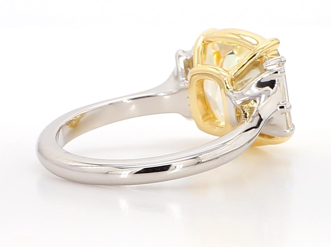 Verlobungsring mit 5,19 Karat hellgelbem Fancy-Diamant und drei Steinen, GIA-zertifiziert im Angebot 3