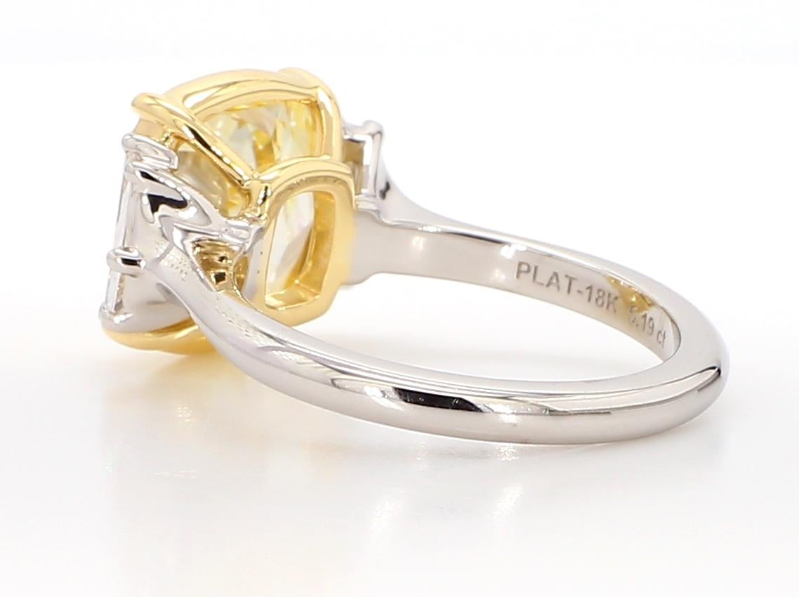 Verlobungsring mit 5,19 Karat hellgelbem Fancy-Diamant und drei Steinen, GIA-zertifiziert im Angebot 1