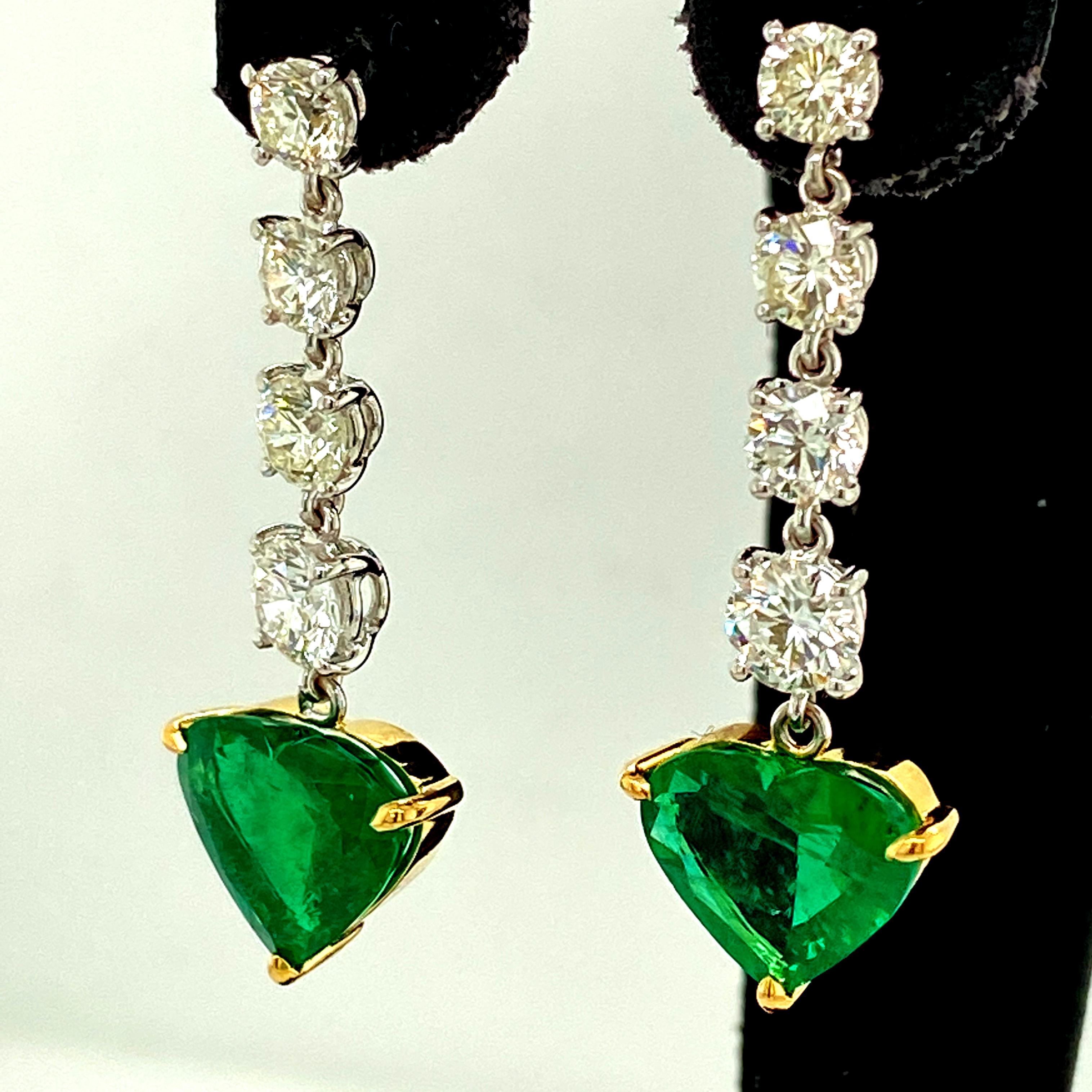 5,19 Karat GRS Certified Vivid Green No Oil Smaragd und Diamant-Ohrringe:

Dieses prächtige Paar Ohrringe besteht aus einem auffallend schönen Paar herzförmiger Smaragde von 5,19 Karat, die von GRS Lab als völlig unverbessert (
