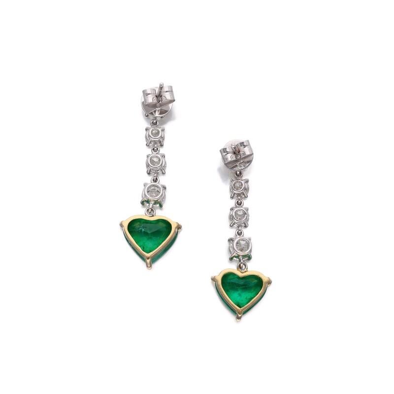 Orecchini con smeraldo e diamanti da 5,19 carati GRS certificati Greene & Greene:

Questo magnifico paio di orecchini è caratterizzato da una coppia di smeraldi a forma di cuore da 5,19 carati, certificati dal GRS Lab come completamente non