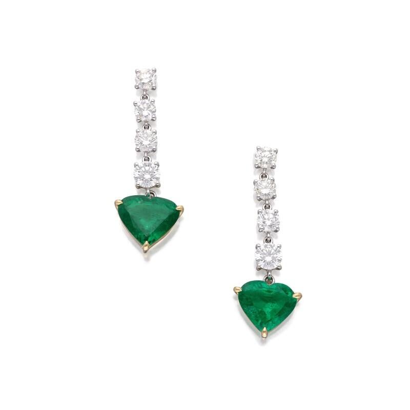 Contemporaneo Orecchini con diamanti e smeraldo verde vivo senza olio da 5,19 carati certificati GRS in vendita