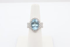 Anillo de cóctel con halo de diamantes de aguamarina oval de 5,19 quilates en oro blanco de 14 quilates Piedra preciosa
