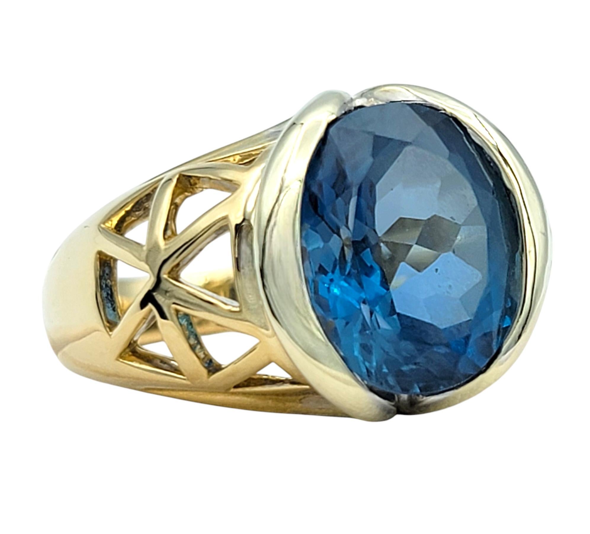 Ringgröße: 7 

Dieser atemberaubende Ring ist ein Fest der lebendigen Eleganz und des zeitlosen Designs. Das Herzstück ist ein auffälliger Schweizer Blautopas im Ovalschliff von 5,19 Karat. Er strahlt in einem lebendigen und fesselnden Blauton, der