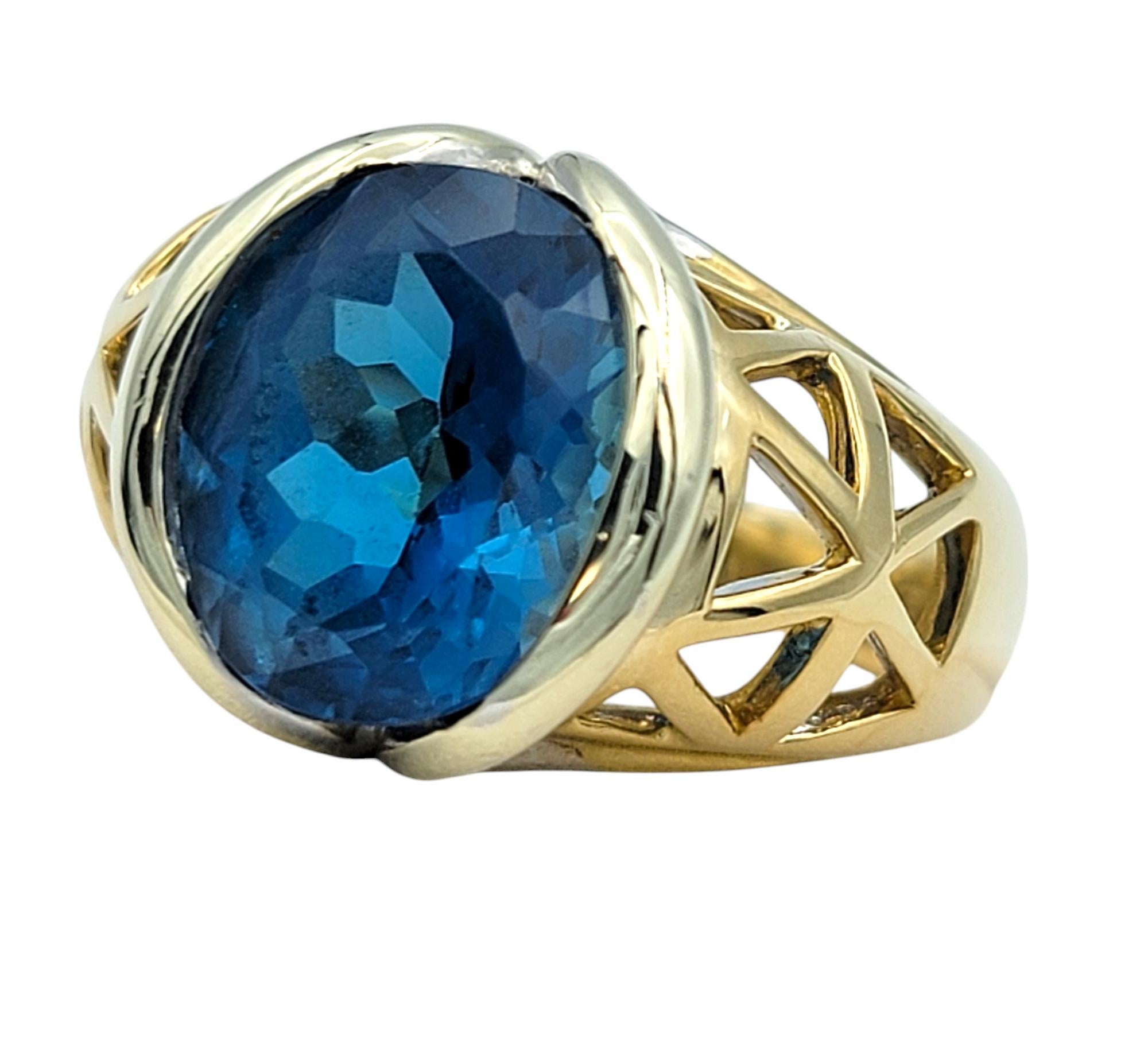 5,19 Karat Ovalschliff Schweizer Blautopas Ausschnitt Ring in zweifarbigem 14 Karat Gold (Zeitgenössisch) im Angebot