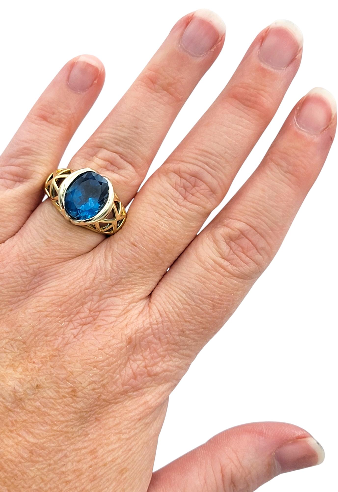 5,19 Karat Ovalschliff Schweizer Blautopas Ausschnitt Ring in zweifarbigem 14 Karat Gold im Angebot 4