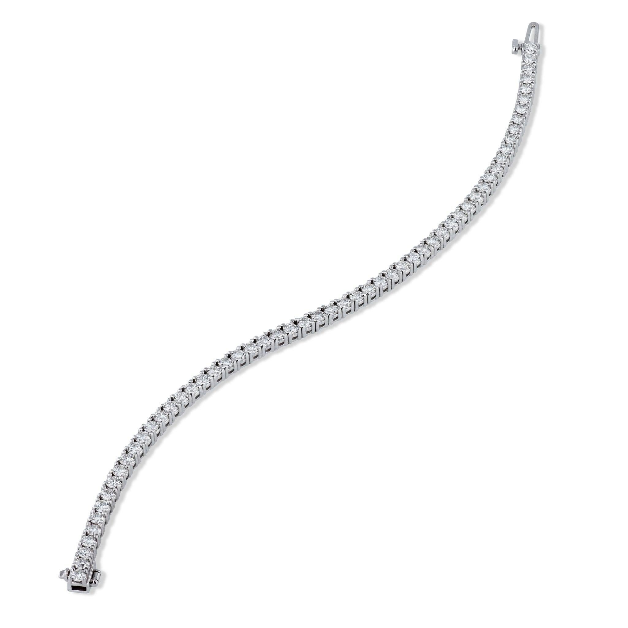 Experience timeless glamour with a stunning Round Brilliant Diamond White Gold Tennis Bracelet. 18kt white gold crafted with 58 pristine round brilliant cut diamonds. Four prong setting for a luxurious look. Handmade by H&H Jewels.
Round Brilliant