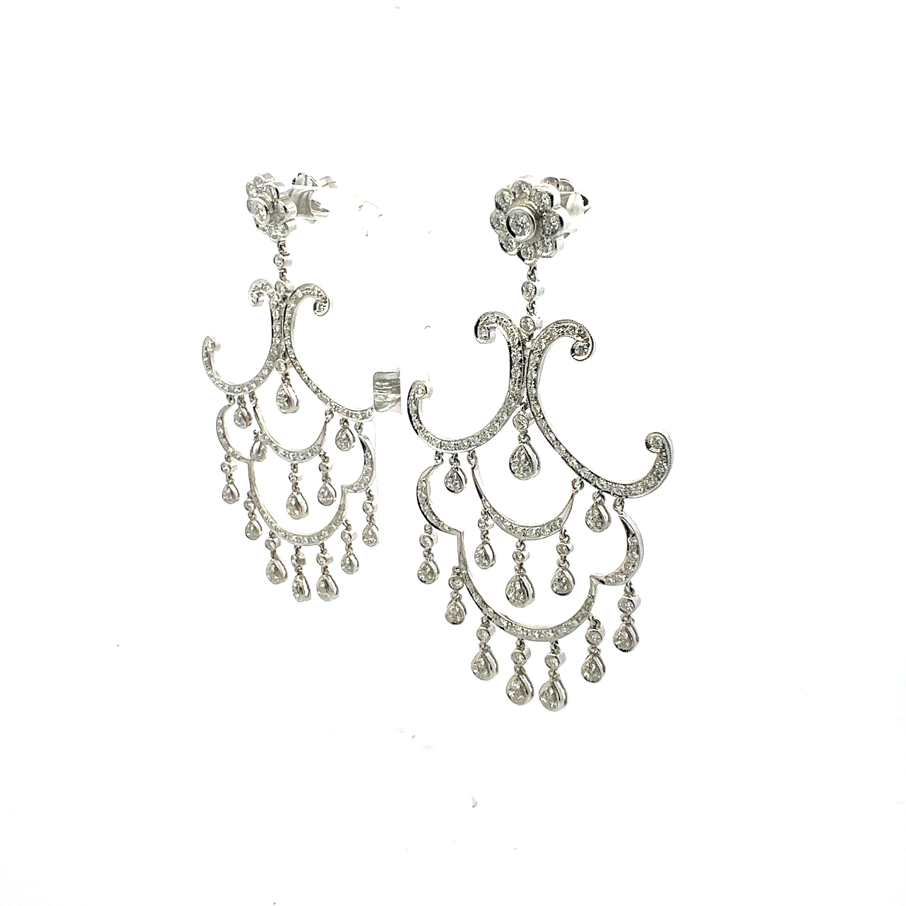 Titre :
Boucles d'oreilles lustre en or blanc 18 carats avec diamants ronds brillants G VS2 de 5,19 carats


Le style :
Lustre


Métal :
Or blanc 18 carats


Pierre précieuse 1 :
Diamant de 5,19 carats


Nombre de pierres :
258


Couleur :
G


La