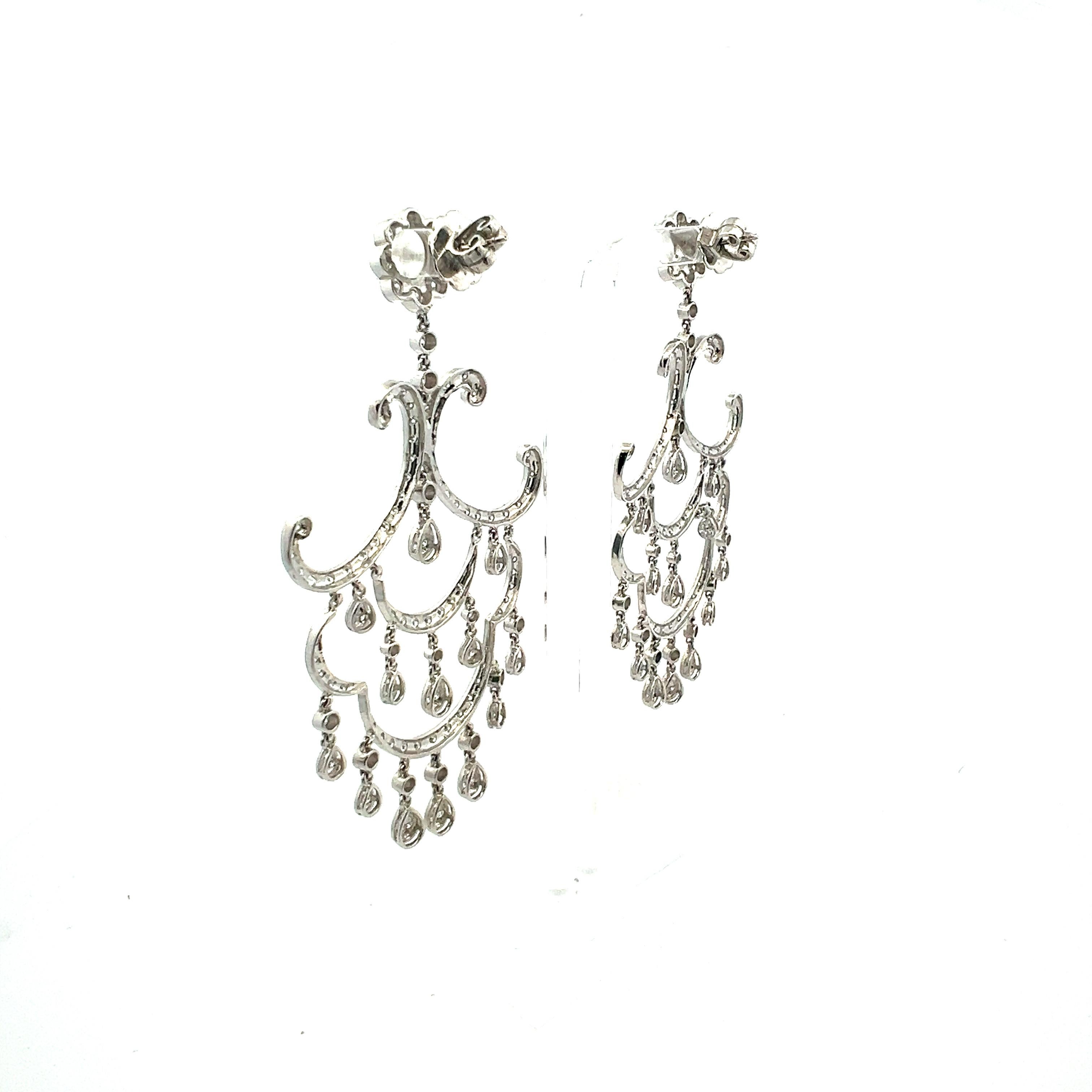 Contemporain Boucles d'oreilles lustre en or blanc 18 carats avec diamants ronds brillants G VS2 de 5,19 carats en vente