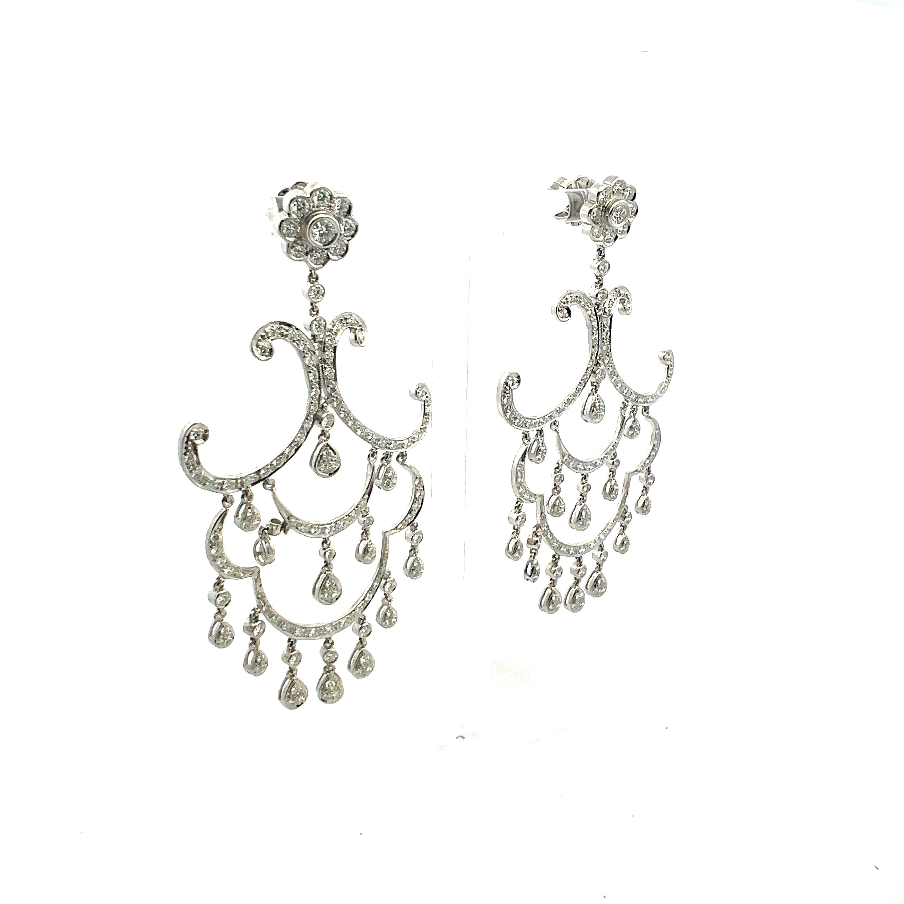 Boucles d'oreilles lustre en or blanc 18 carats avec diamants ronds brillants G VS2 de 5,19 carats Bon état - En vente à New York, NY