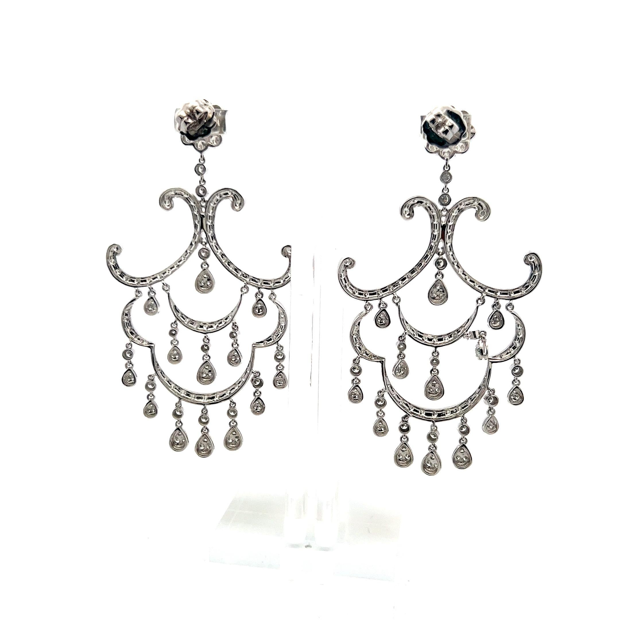 Boucles d'oreilles lustre en or blanc 18 carats avec diamants ronds brillants G VS2 de 5,19 carats en vente 1
