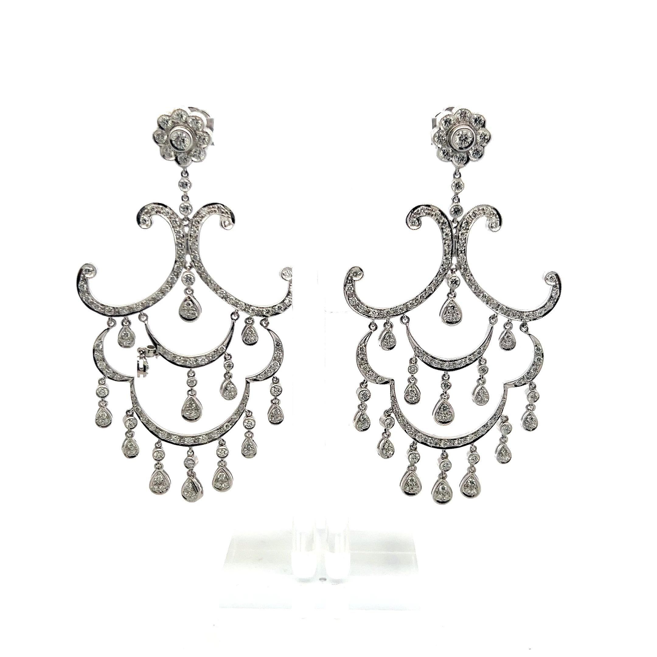 Boucles d'oreilles lustre en or blanc 18 carats avec diamants ronds brillants G VS2 de 5,19 carats en vente 3