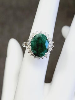 Anello con smeraldo naturale di forma ovale da 5,19 carati in oro bianco 14 carati
