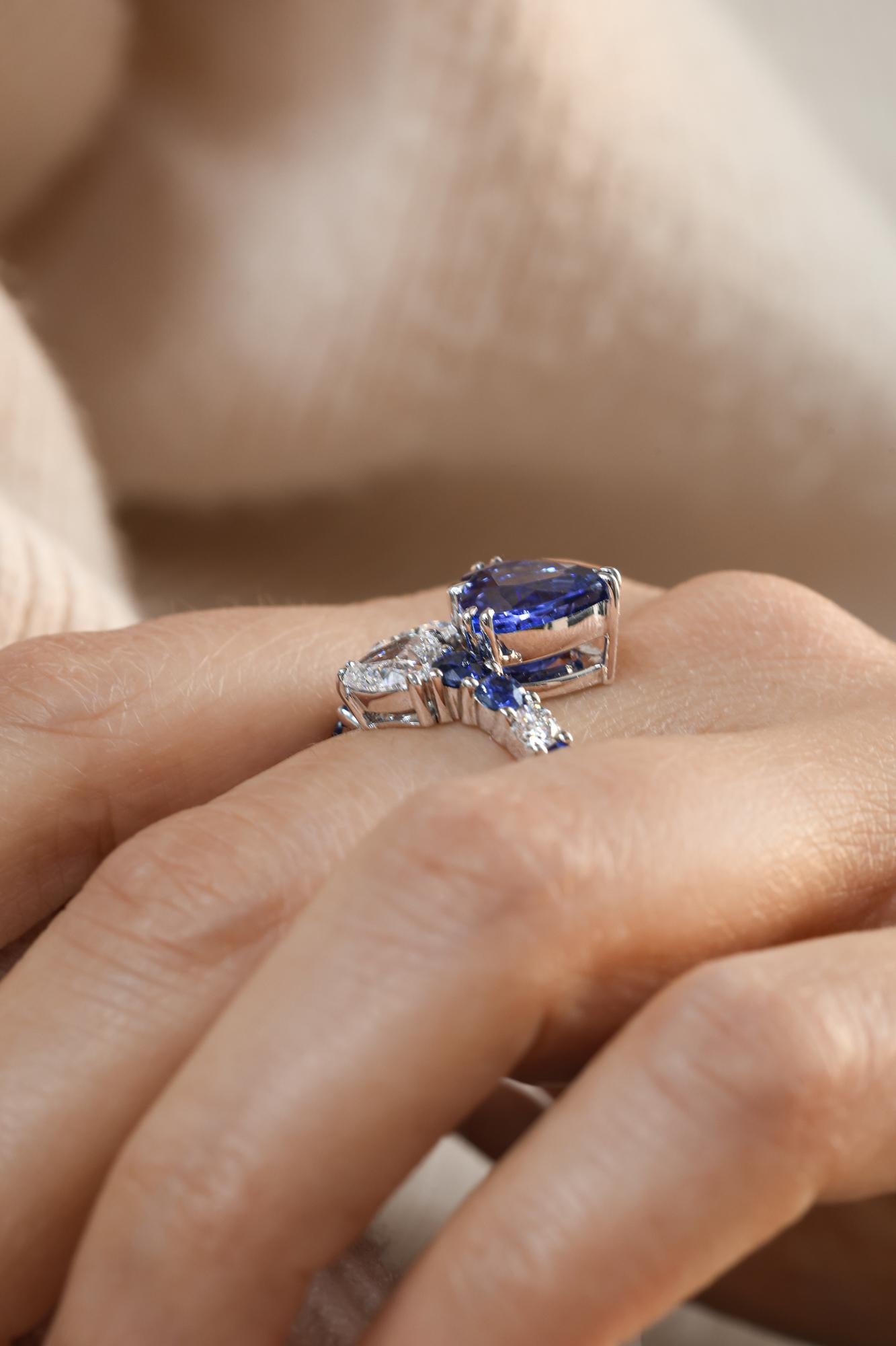 Women's or Men's 5.19 CT Sapphire Ring (Blue Color) For Sale