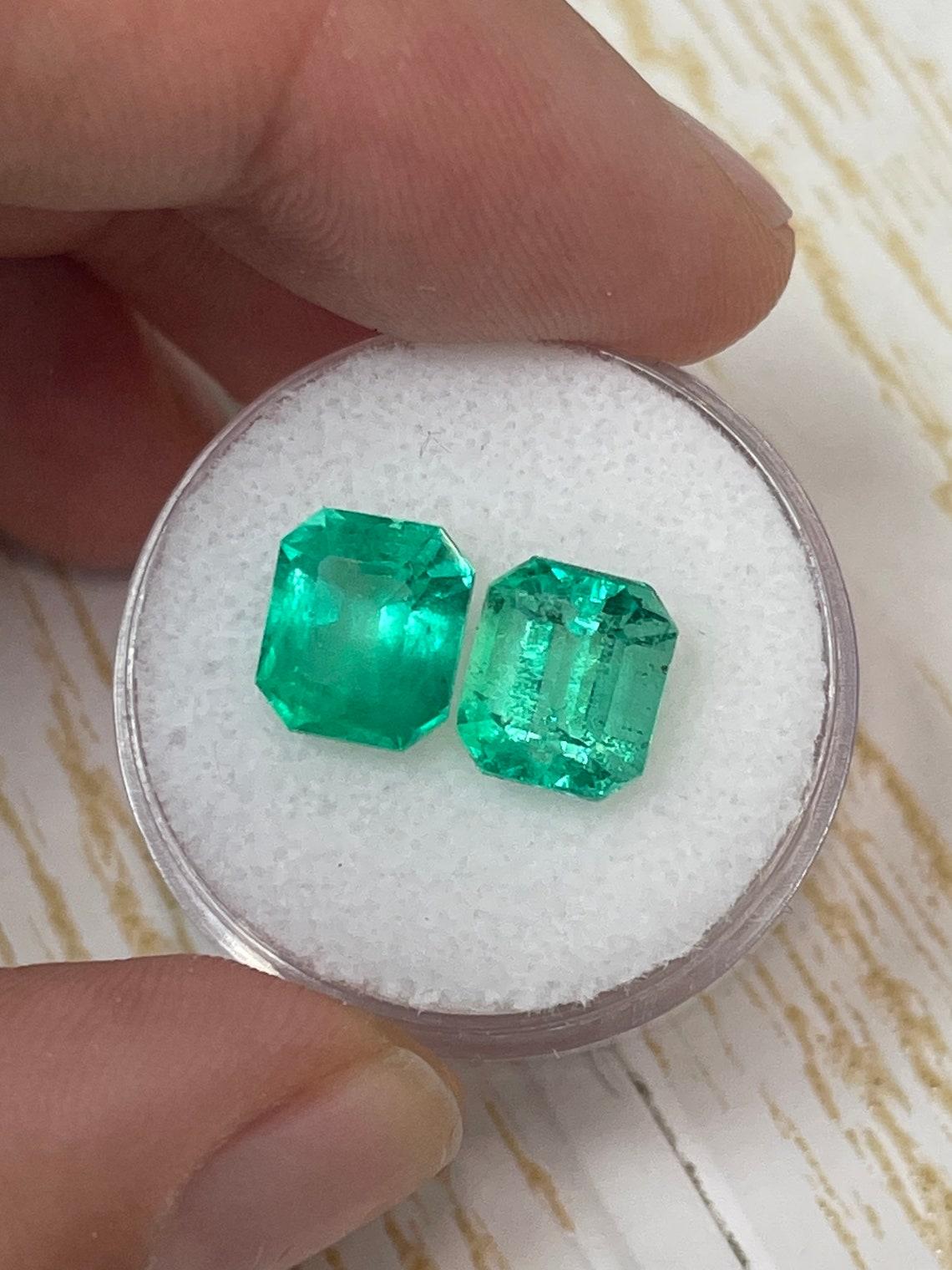 A. Stone: Smeraldo
Peso totale: 5,19-tcw
Forma: Taglio smeraldo
Chiarezza: Da trasparente a semitrasparente
Lucentezza: Molto buono
Colore: Verde medio giallognolo
Misure: 8,66mm x 7,62mm x 5,90mm // 8,95mm x 7,80mm x 5,99mm
Origine geografica: