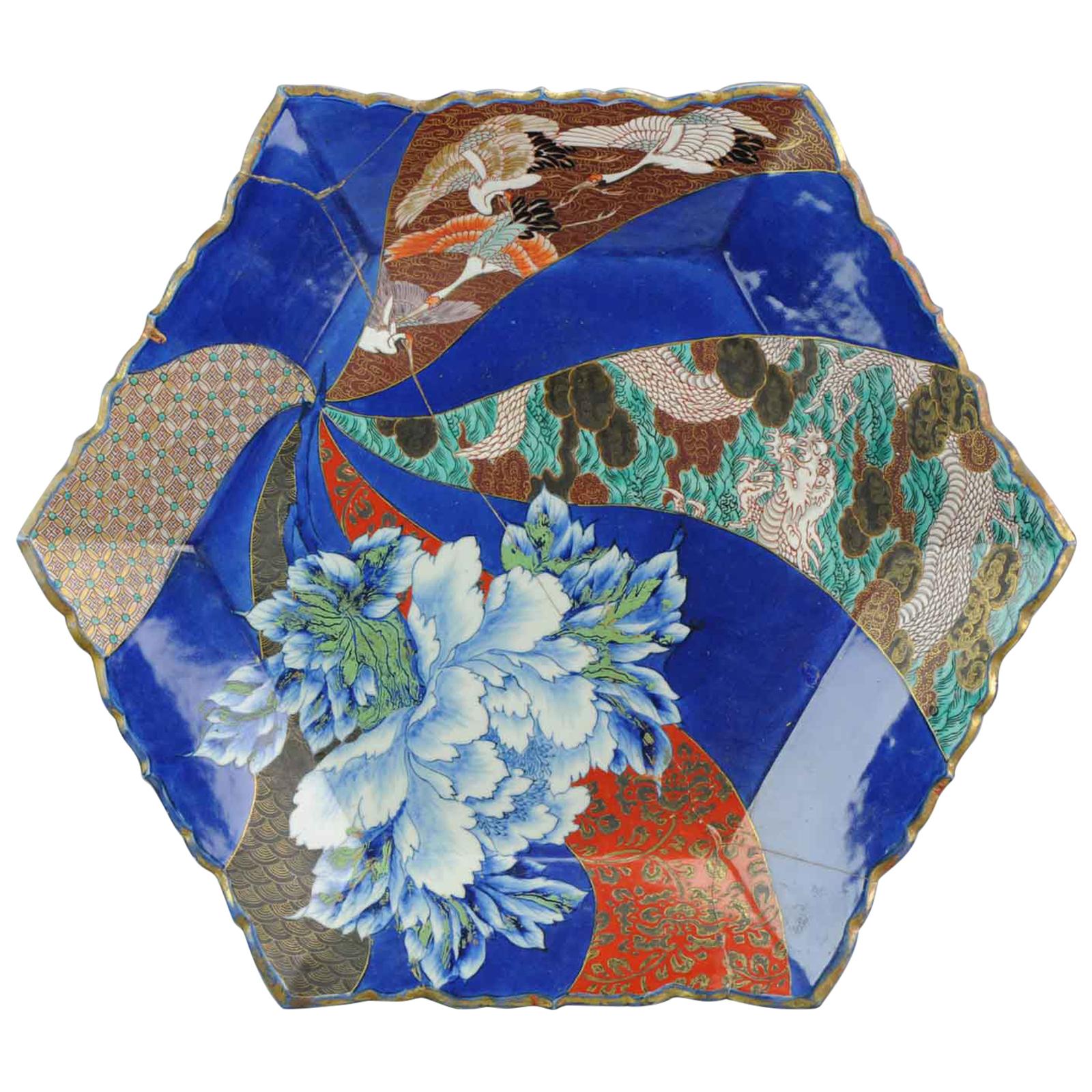 Assiette de présentation polychrome en porcelaine japonaise avec fleurs CRANE marquées, vers 1900