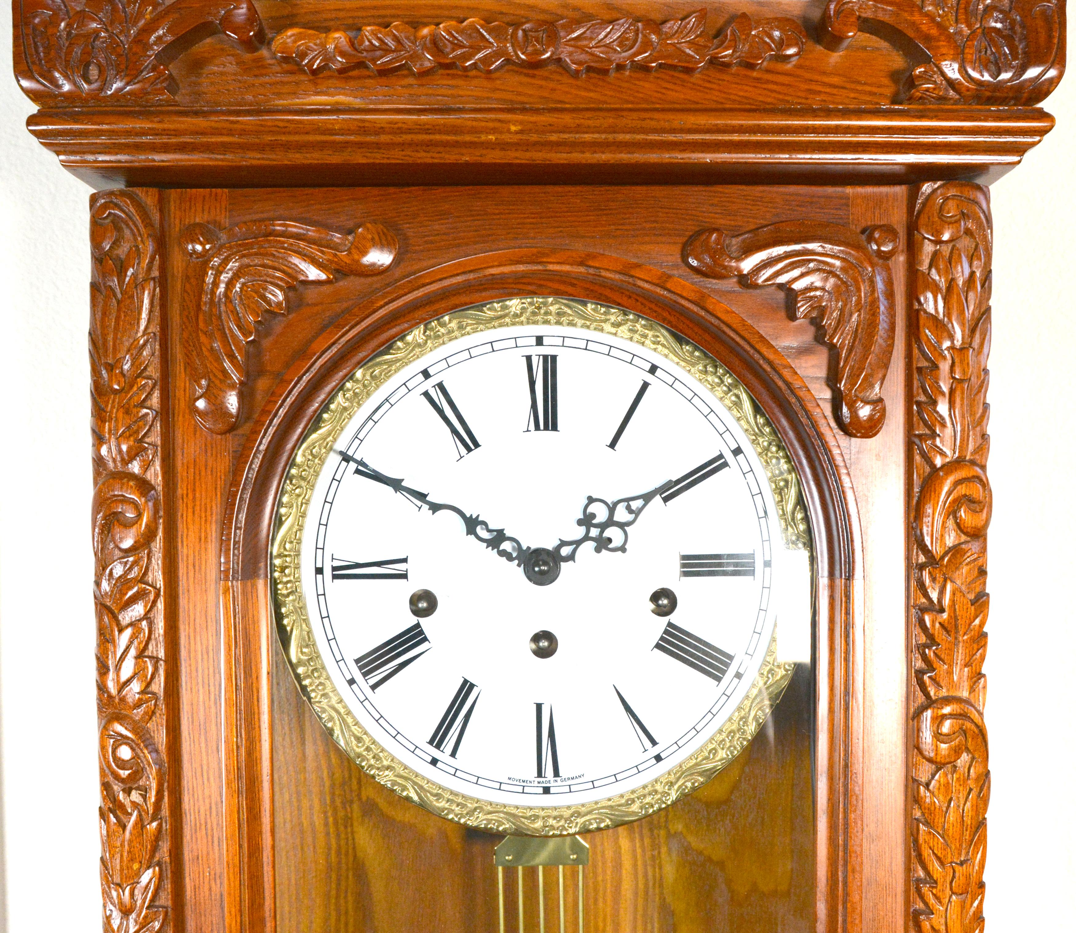 alte wanduhr mit pendel und gong