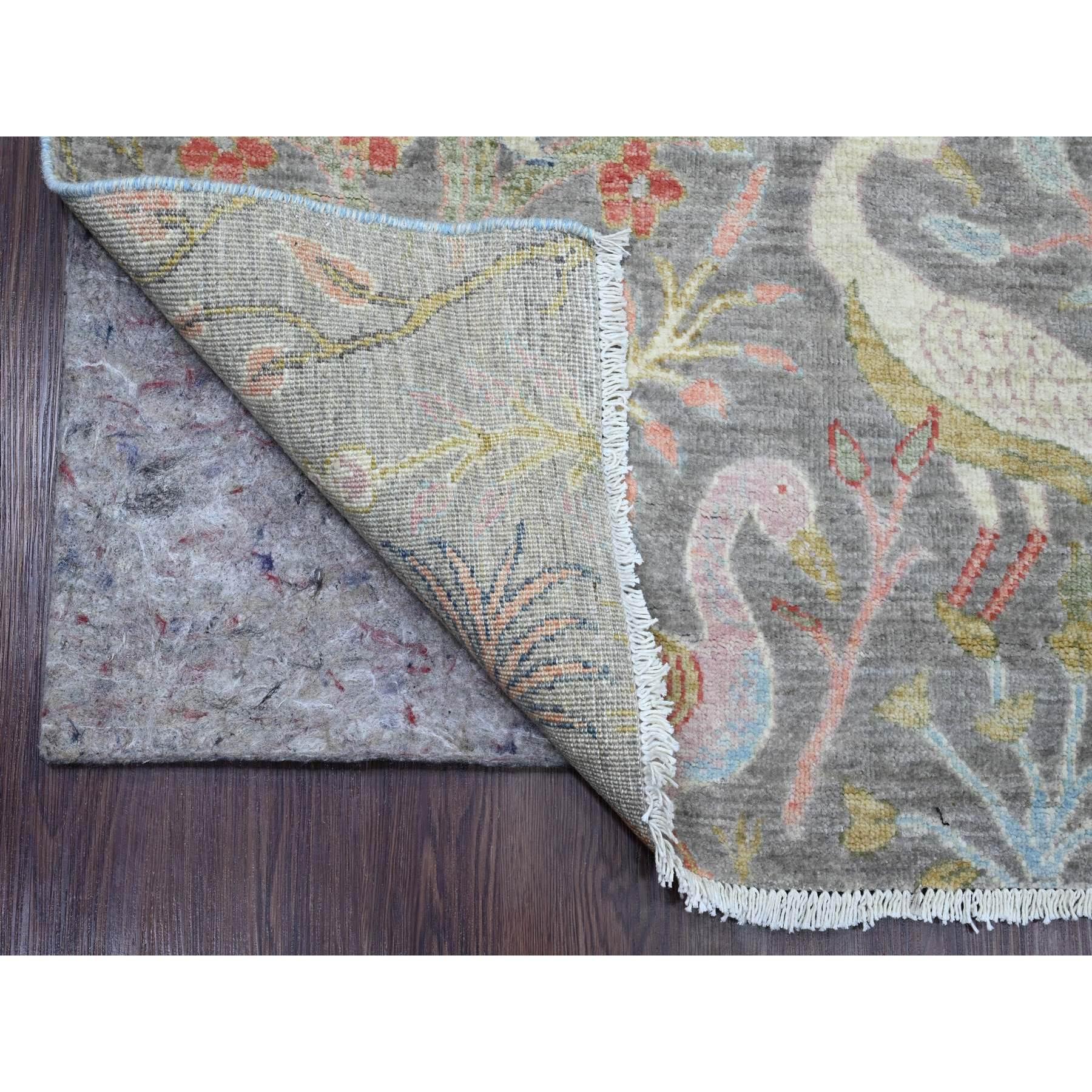 Sonic Gray, Annodato a mano, Peshawar afgano con disegno di uccelli del paradiso, Lana morbida, Tinture naturali, Runner largo, Tappeto orientale
Materiali primari: Lana
Lattice: No Pile 
altezza: 0,25 pollici
Stile: Di transizione
Colore primario: