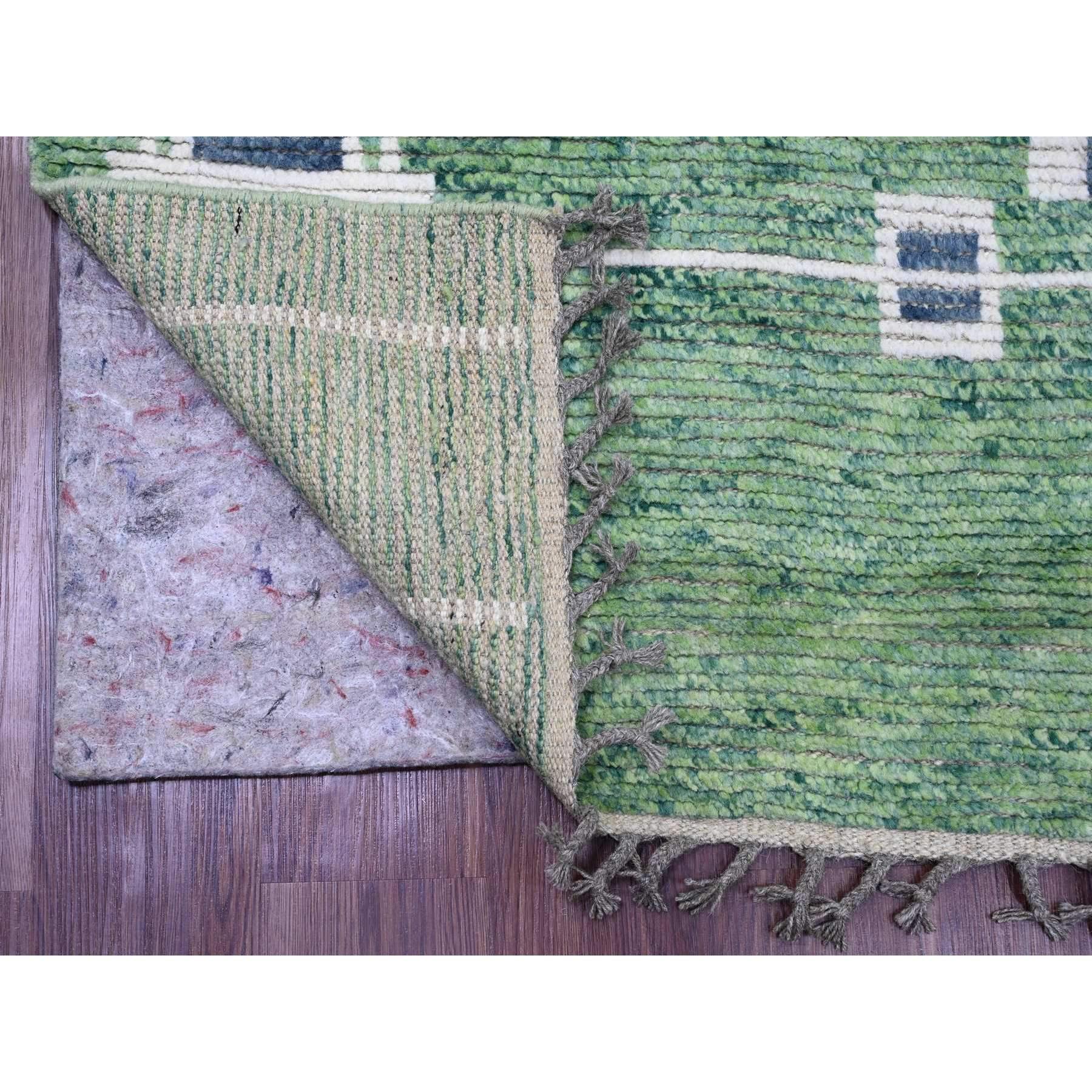 Verde felce, Trama marocchina con Design Line, Tono su tono, Lana morbida, Annodato a mano, Pile strutturato, Runner largo, Tappeto orientale
Materiali primari: Lana
Lattice: No Pile 
altezza: 0,25 pollici
Stile: Tradizionale
Colore primario: