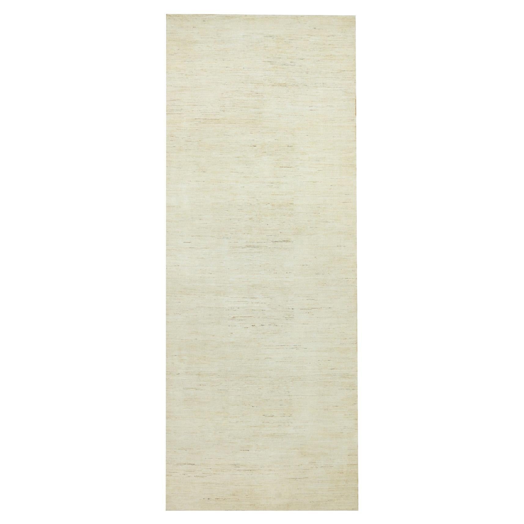 Tappeto Runner in pura lana annodata a mano 5'1x13'8" bianco Lori Buft Gabbeh Plain Design in vendita