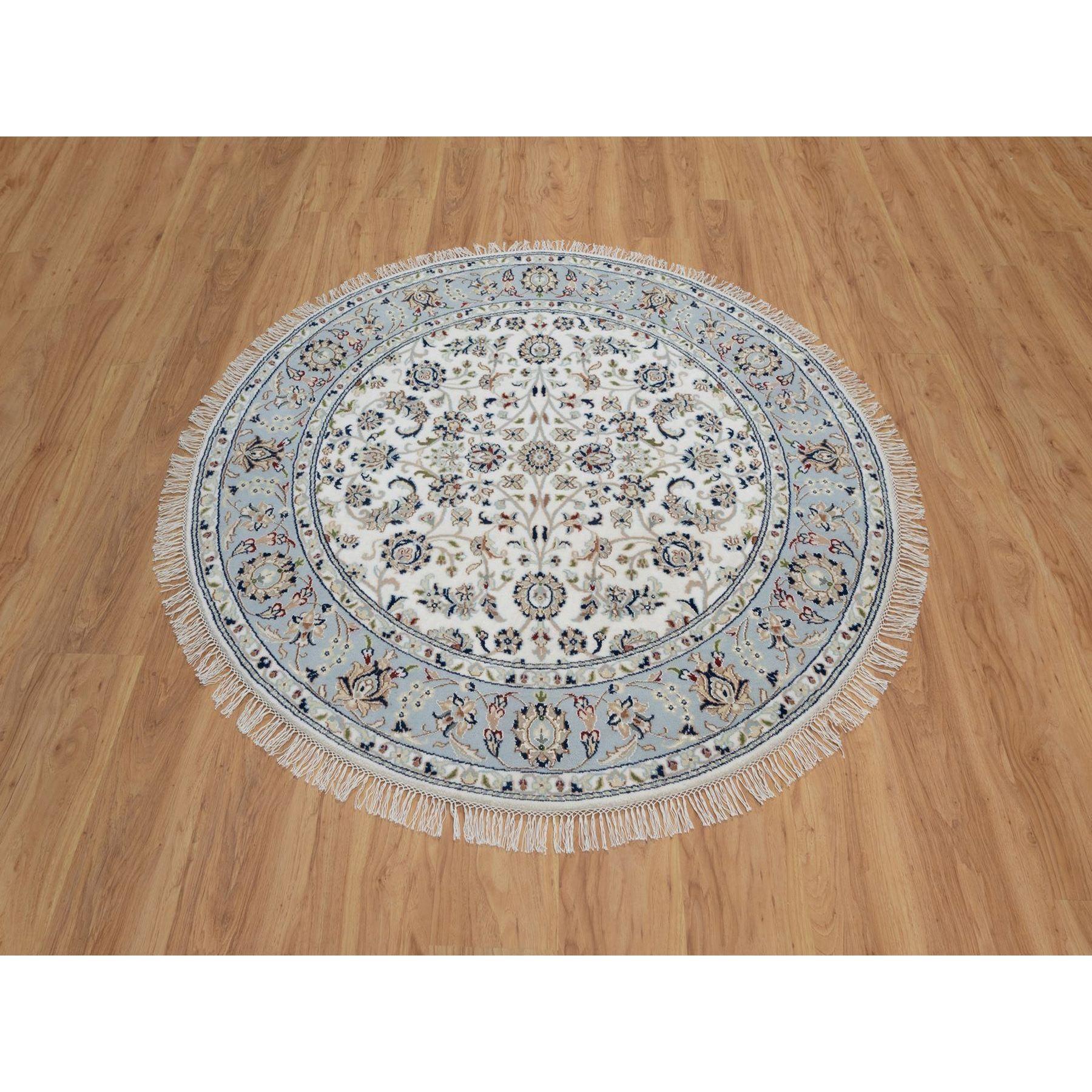Vista White, laine et soie, Nain avec design floral, 250 KPSI, noué à la main, poil doux, rond, tapis d'Orient
Matériaux primaires : Laine et soie
Latex : Pas de poils 
hauteur : 0,25 pouces
Style : Traditionnel
Couleur primaire : Ivoire
Couleurs