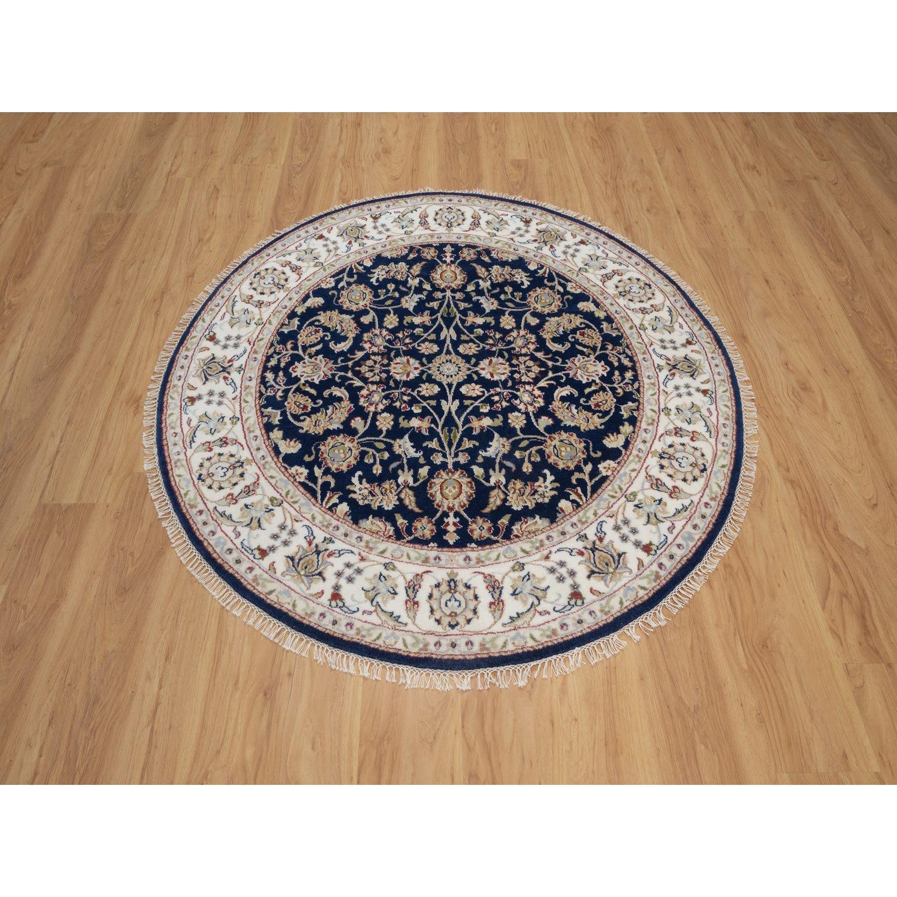 Caviale blu, Nain con motivo floreale all over, Lana e seta, 250 KPSI, Pile morbido, Annodato a mano, Rotondo, Tappeto orientale
Materiali primari: Lana e seta
Lattice: No Pile 
altezza: 0,25 pollici
Stile: Tradizionale
Colore primario: Blu
Colori