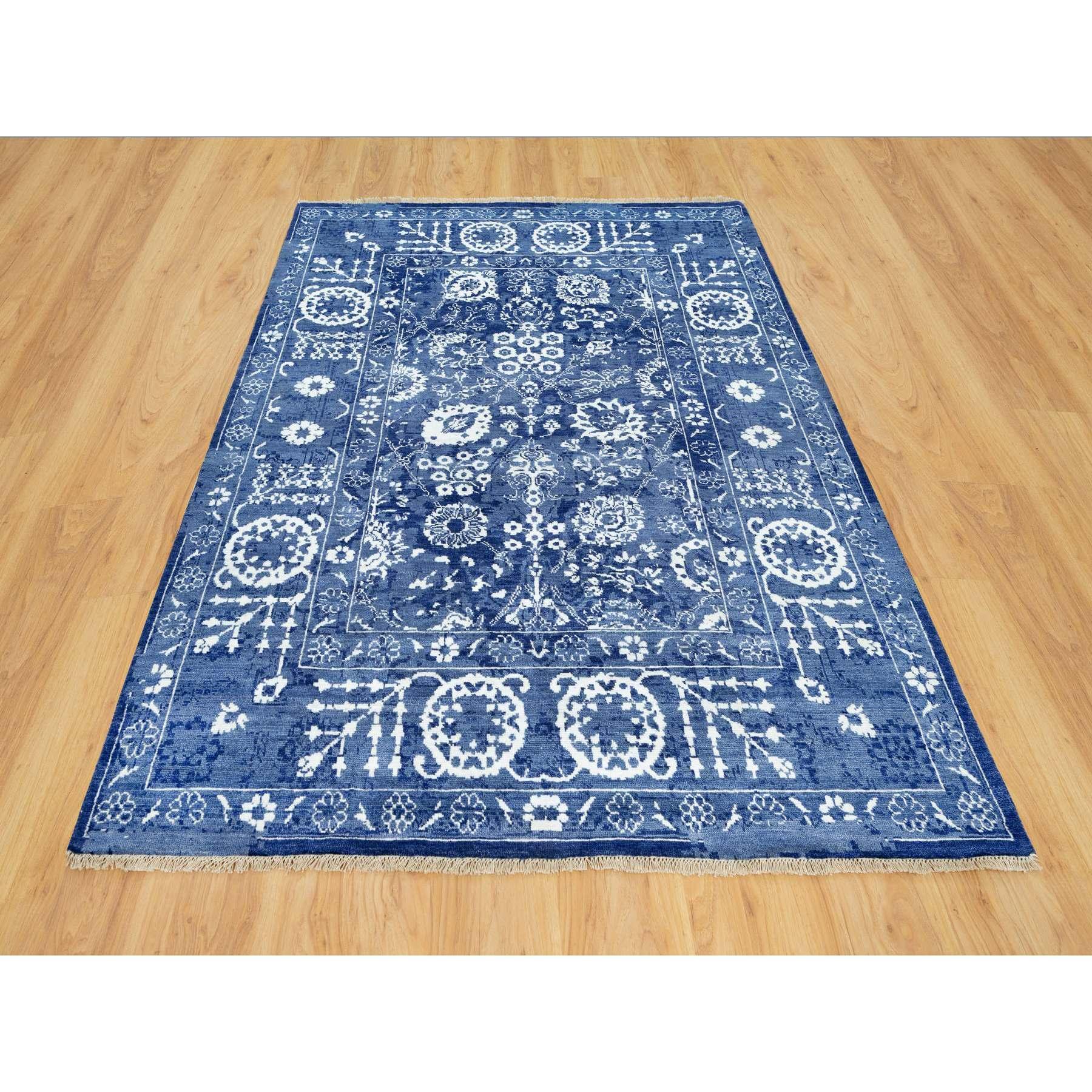 Ésta es una auténtica alfombra oriental de lana y seda anudada a mano con diseño Tabriz. Ha sido anudada durante meses y meses con técnicas artesanales de tejido centenarias por expertos artesanos.
Materiales primarios: Lana y seda
Látex: Sin pelo