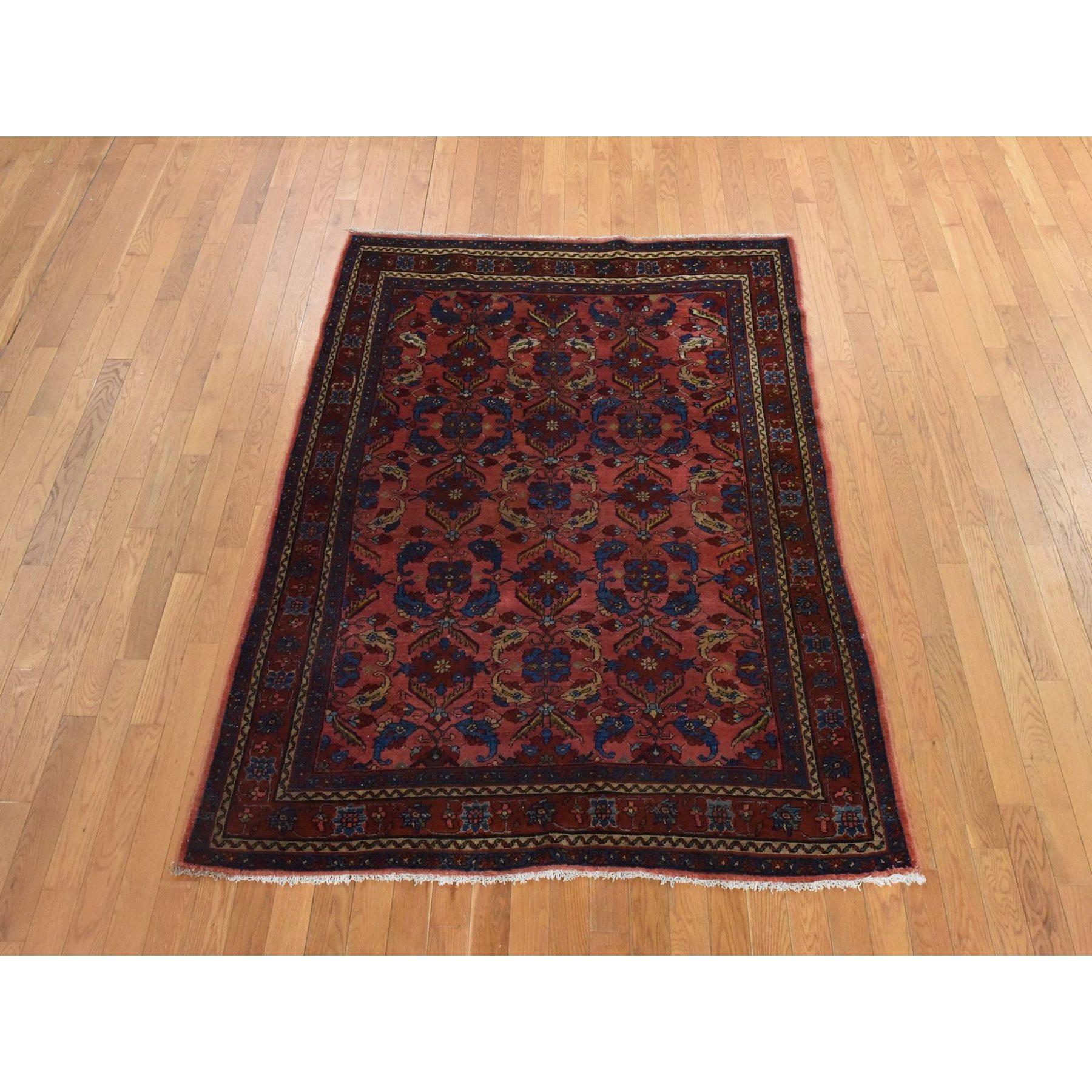 Dahlia Rot, Antiker persischer Lilihan, sich wiederholendes Blumen Rosetten Design, gleichmäßiger Flor und sauber, 100% Wolle, handgeknüpft, Orientteppich
Primäre MATERIALIEN: Wolle
Latex: Kein Flor 
Höhe: 0,25 Zoll
Stil: Traditionell
Grundfarbe: