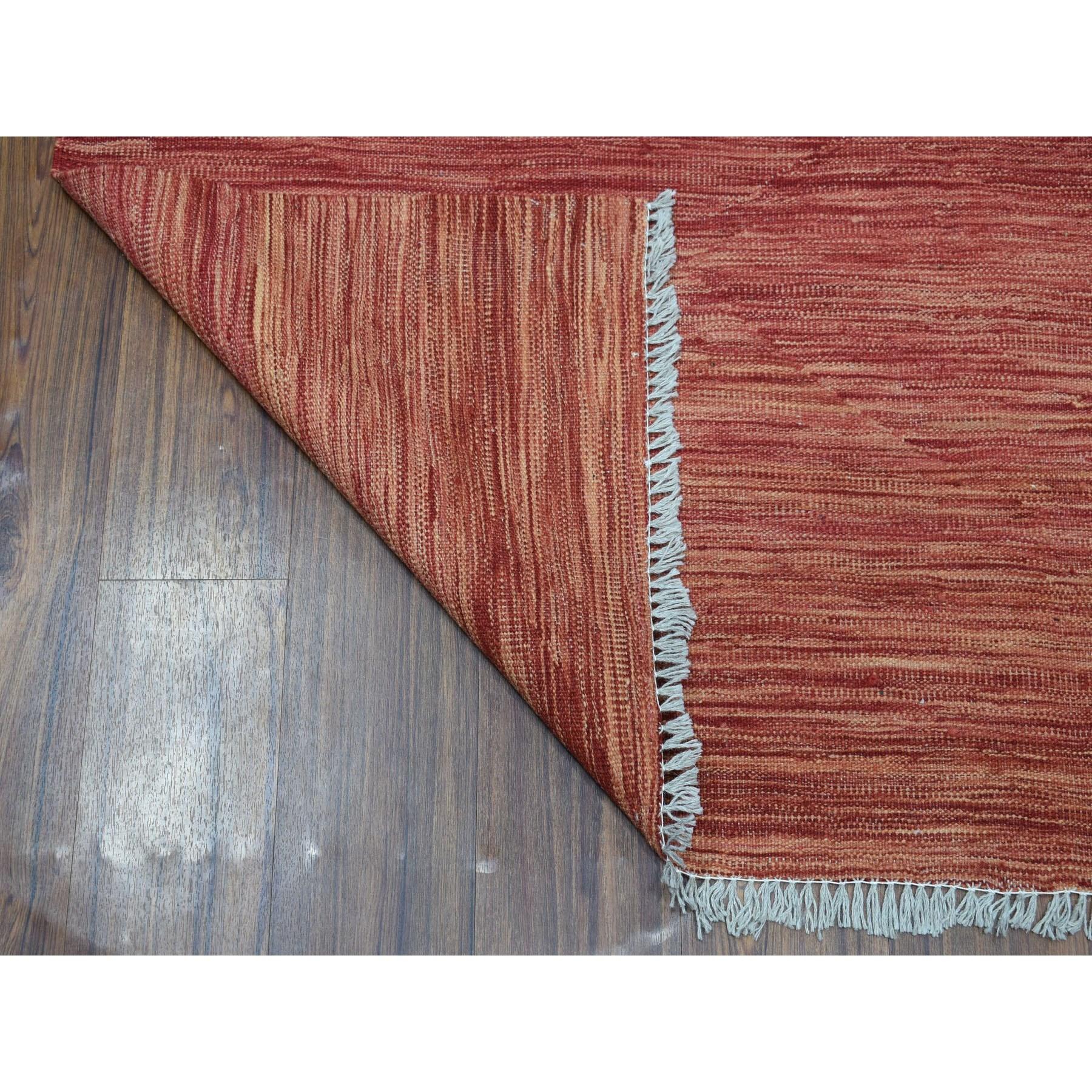 Dies ist eine wirklich echte one-of-a-kind Sunset Shades Reversible Kilim Reine Wolle Hand Woven Oriental Rug. Es wurde monatelang von erfahrenen Handwerkern in der jahrhundertealten persischen Webtechnik gewebt.
Primäre MATERIALIEN: Wolle
Latex: