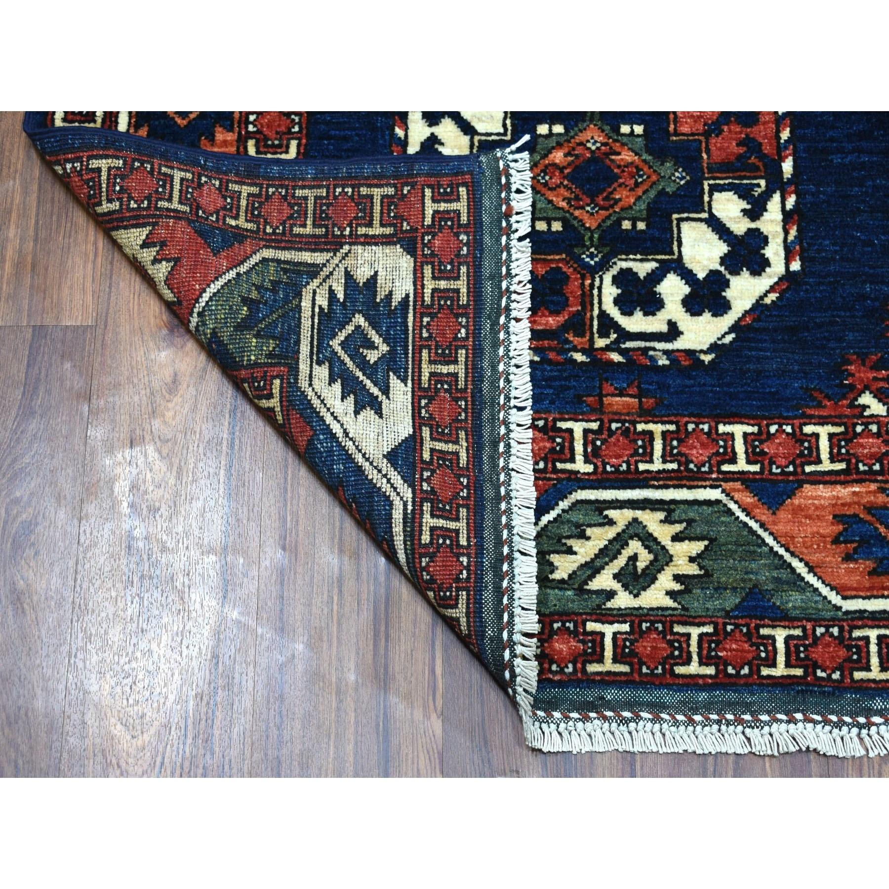 Il s'agit d'un véritable tapis d'Orient bleu afghan Ersari Natural Dyes Elephant Feet Design en pure laine nouée à la main. Il a été tissé pendant des mois et des mois selon l'art séculaire du tissage persan. 
Matières premières : Laine
Latex : Pas