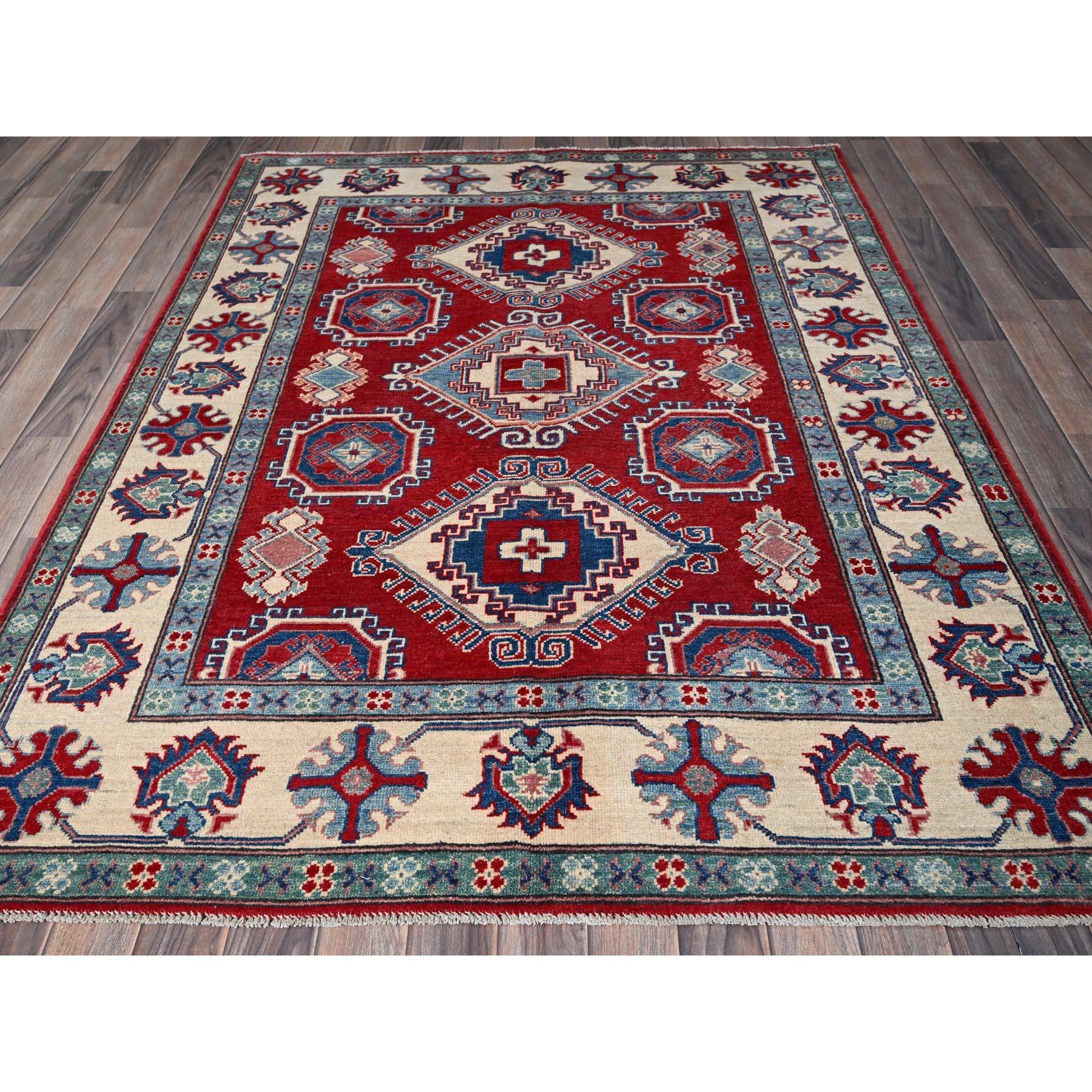 Berry Red, Hand Knotted, Kazak with All Over Tribal Motifs, Natural Dyes, Denser Weave, Soft Wool, Oriental Rug
Matières premières : Laine
Latex : Pas de poils 
hauteur : 0,25 pouces
Style : Traditionnel
Couleur primaire : rouge
Couleurs secondaires