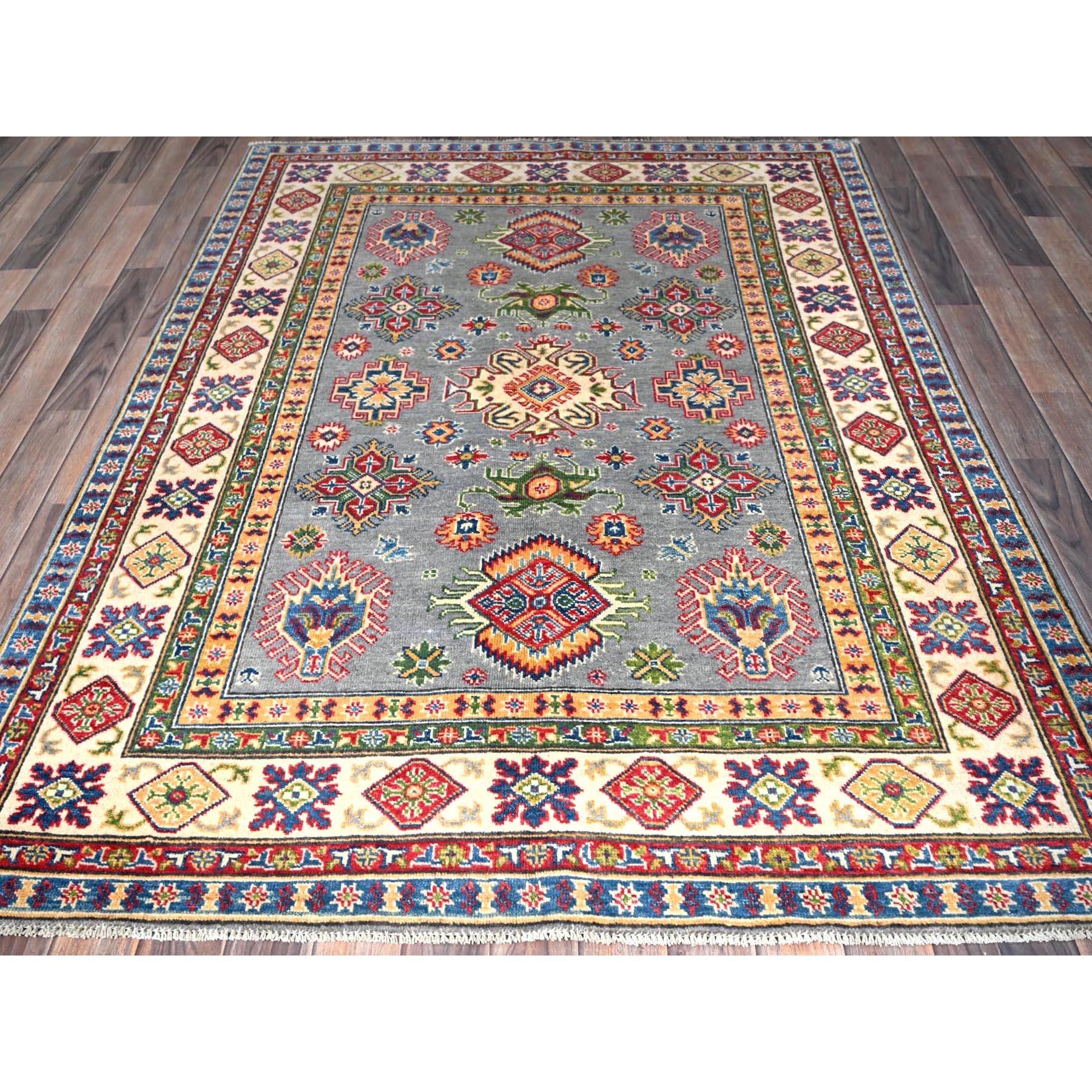 Gris Medio, Kazak con Motivos Tribales, Anudada a Mano, Tintes Naturales, Tejido Más Denso, Lana Suave, Alfombra Oriental
Materiales primarios: Lana
Látex: Sin pelo 
altura: 0,25 Pulgadas
Estilo: Tradicional
Color principal: Gris
Colores