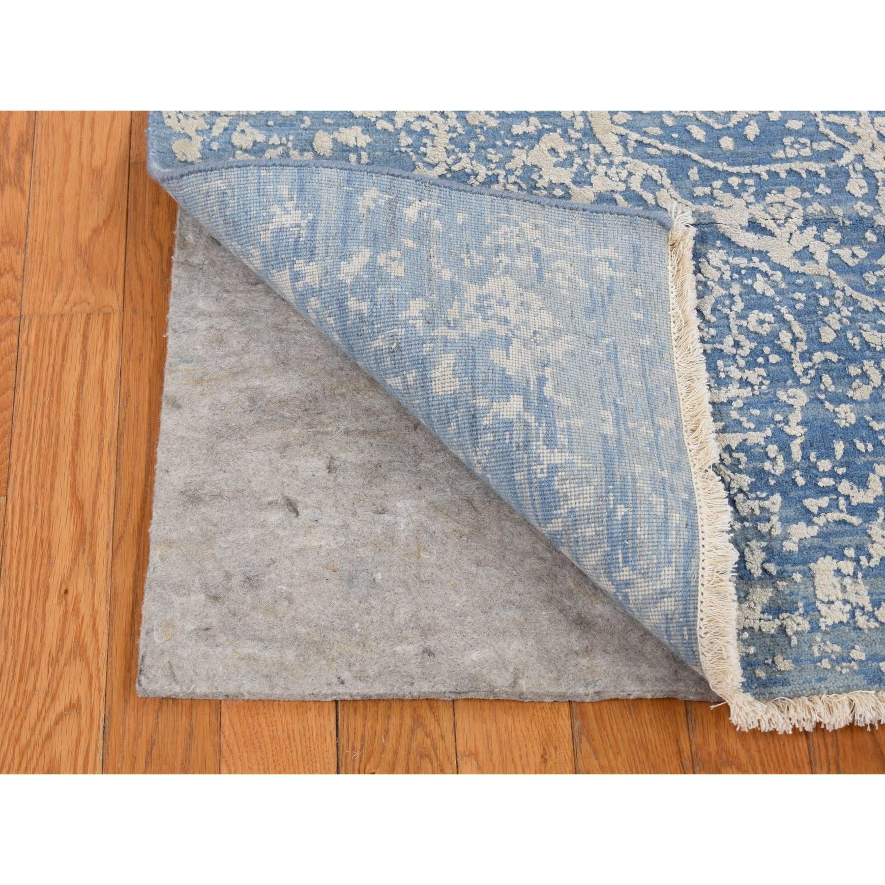Azul Fuerza Aérea, Anudada a Mano, Diseño de Medallón Persa Roto y Borrado, Lana y Seda Pura, Alfombra Oriental
Materiales primarios: Lana y seda
Látex: Sin pelo 
altura: 0,25 Pulgadas
Estilo: Transicional
Color principal: Azul
Colores secundarios:
