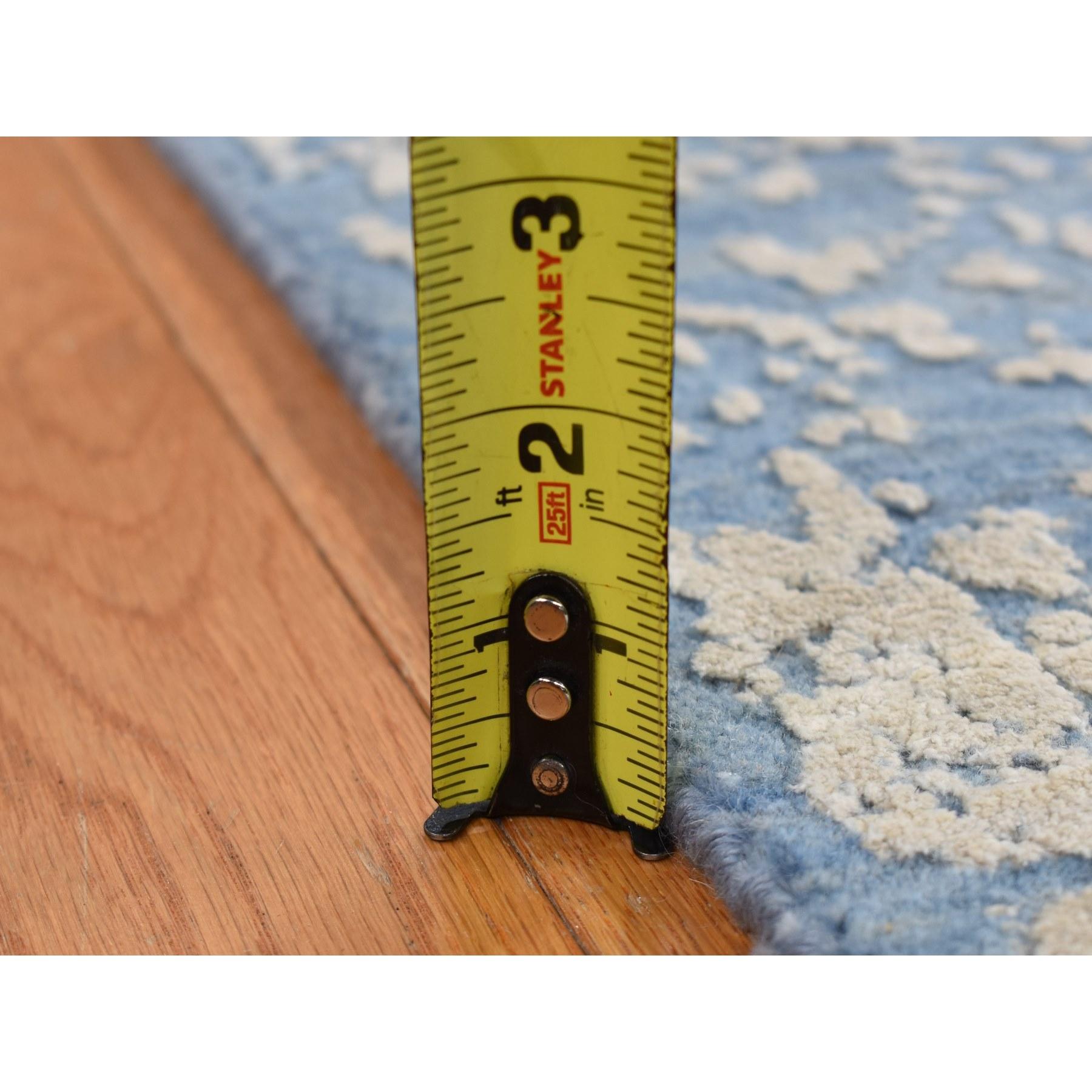 Alfombra de lana y seda pura, azul, anudada a mano, con diseño persa roto en Nuevo estado para la venta en Carlstadt, NJ