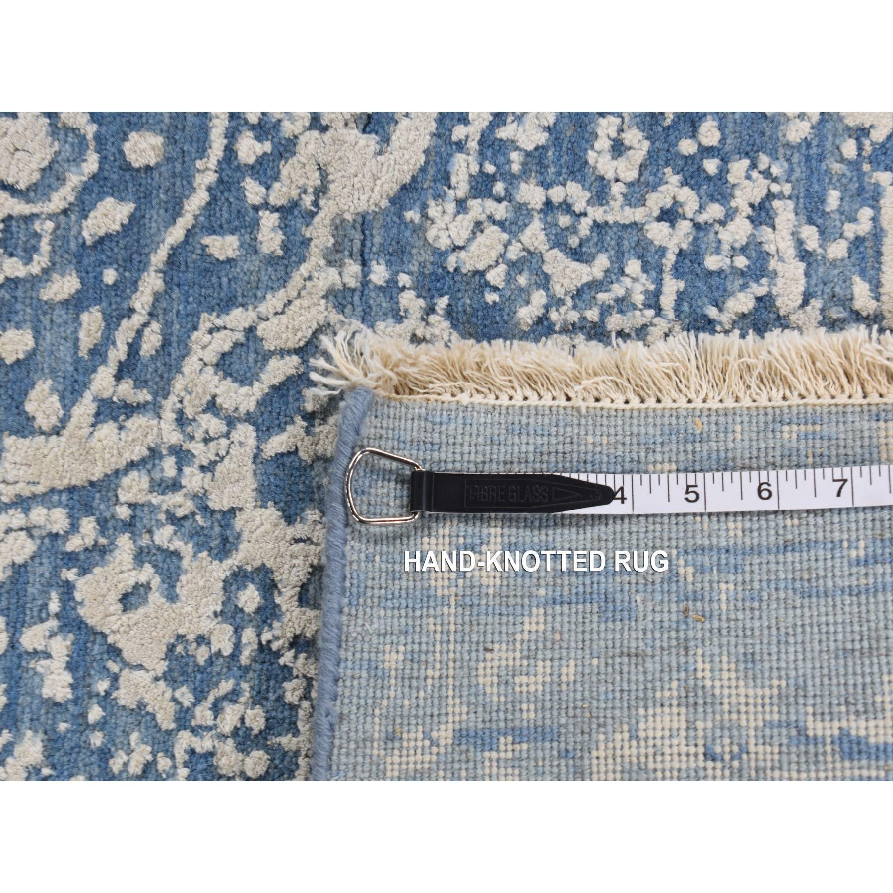 Alfombra de lana y seda pura, azul, anudada a mano, con diseño persa roto Siglo XXI y contemporáneo en venta