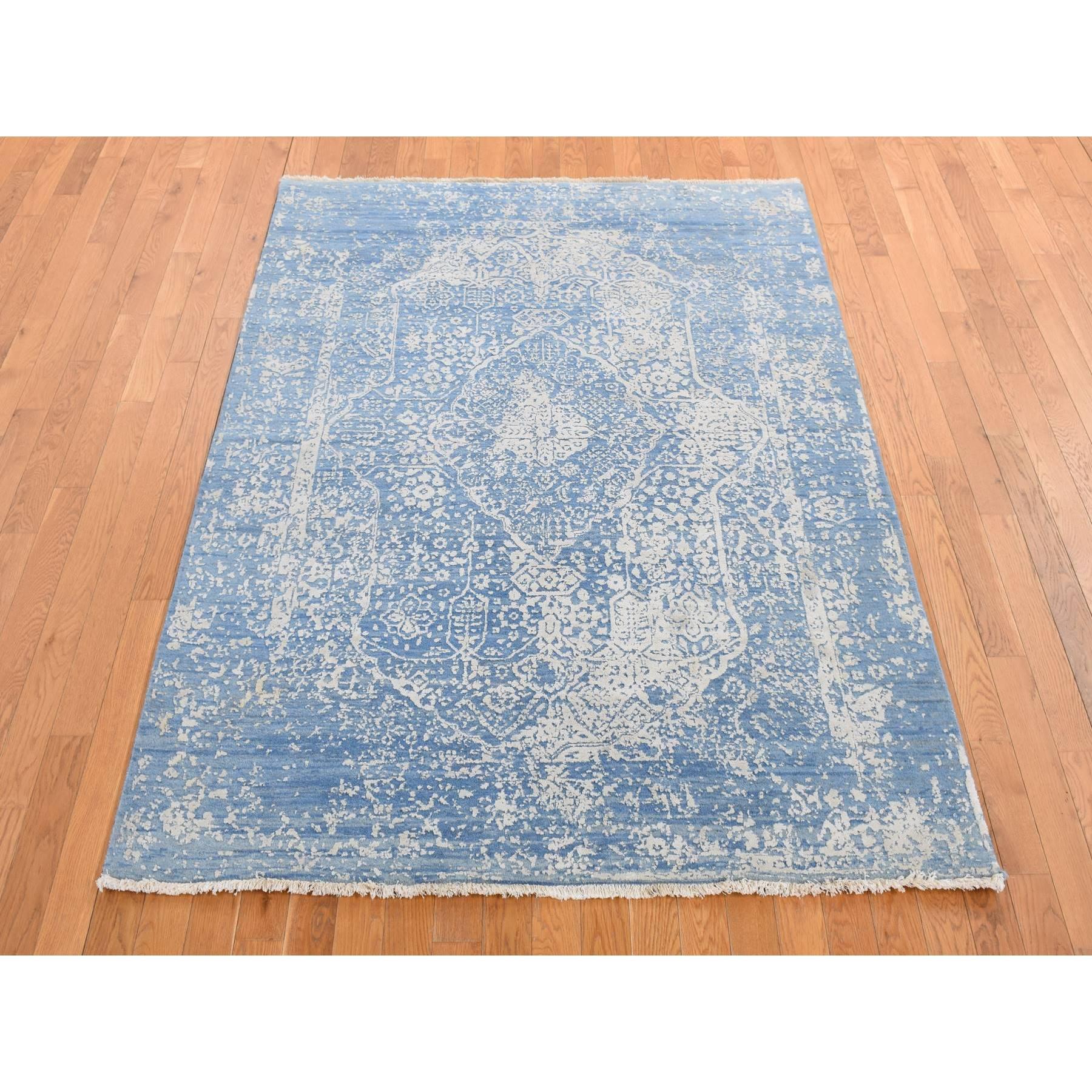 Blu denim, lana e pura seta, annodato a mano, disegno persiano rotto e cancellato, tappeto orientale
Materiali primari: Lana e seta
Lattice: No Pile 
altezza: 0,25 pollici
Stile: Di transizione
Colore primario: Blu
Colori secondari: Avorio
Modello: