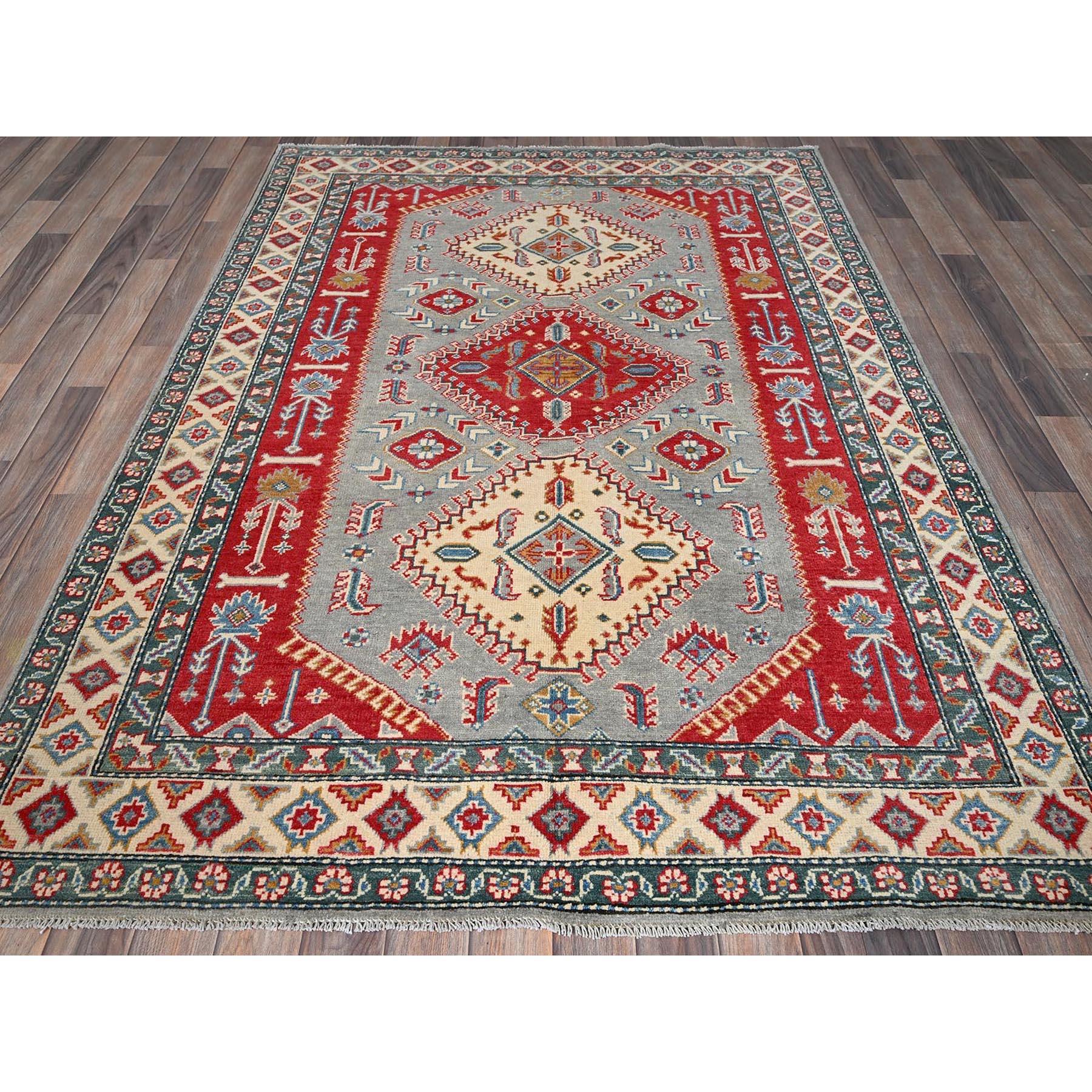 Gris brumeux et rouge cramoisi, Kazak avec motifs géométriques en médaillons, pure laine, teintures végétales, noué à la main, tissage plus dense, tapis d'Orient
Matières premières : Laine
Latex : Pas de poils 
hauteur : 0,25 pouces
Style :