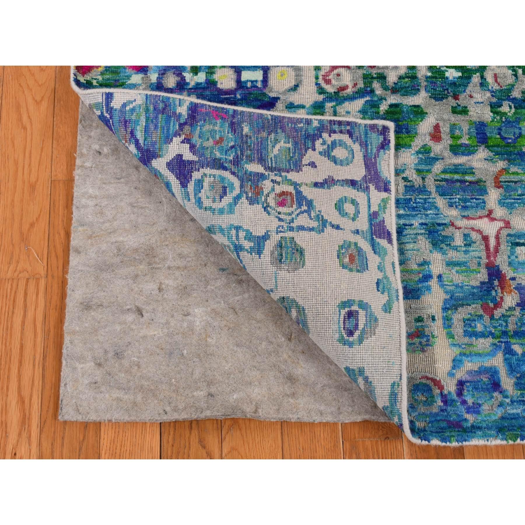 Blu zaffiro, THE PEACOCK, Sari di seta, Annodato a mano, Tappeto orientale
Materiali primari: Lana e seta Sari
Lattice: No Pile 
altezza: 0,25 pollici
Stile: Di transizione
Colore primario: Blu
Colori secondari: Turchese, Verde, Grigio, Azzurro,