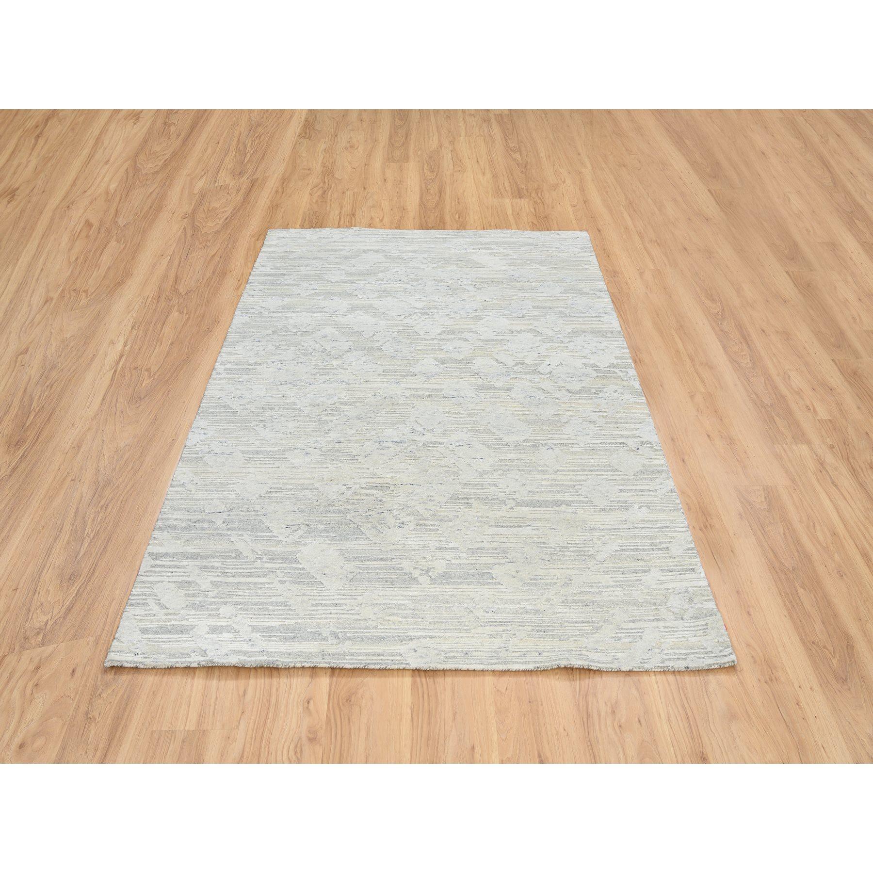 Dies ist eine wirklich echte one-of-a-kind Hellgrau, Modernes Design, Hand Spun ungefärbt natürliche Wolle, handgeknüpft, Orientteppich. Es wurde monatelang von erfahrenen Kunsthandwerkern in jahrhundertealten Webtechniken geknüpft.
Primäre