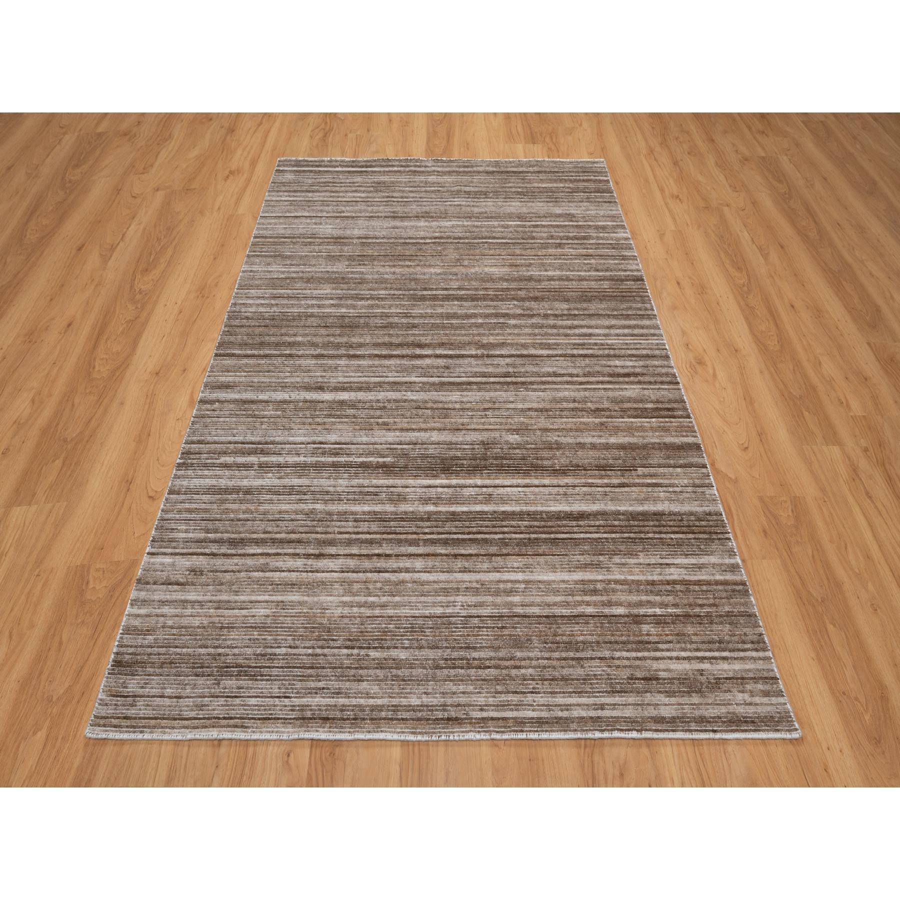 Schokoladenbraun, Dick und plüschig, Buntes strukturiertes modernes Design, Reine Wolle, Handgeknüpft, Orientteppich
Primäre MATERIALIEN: Wolle
Latex: Kein Flor 
Höhe: 0,25 Zoll
Stil: AM Contemporary
Grundfarbe: Braun
Sekundärfarben: Keine
Muster:
