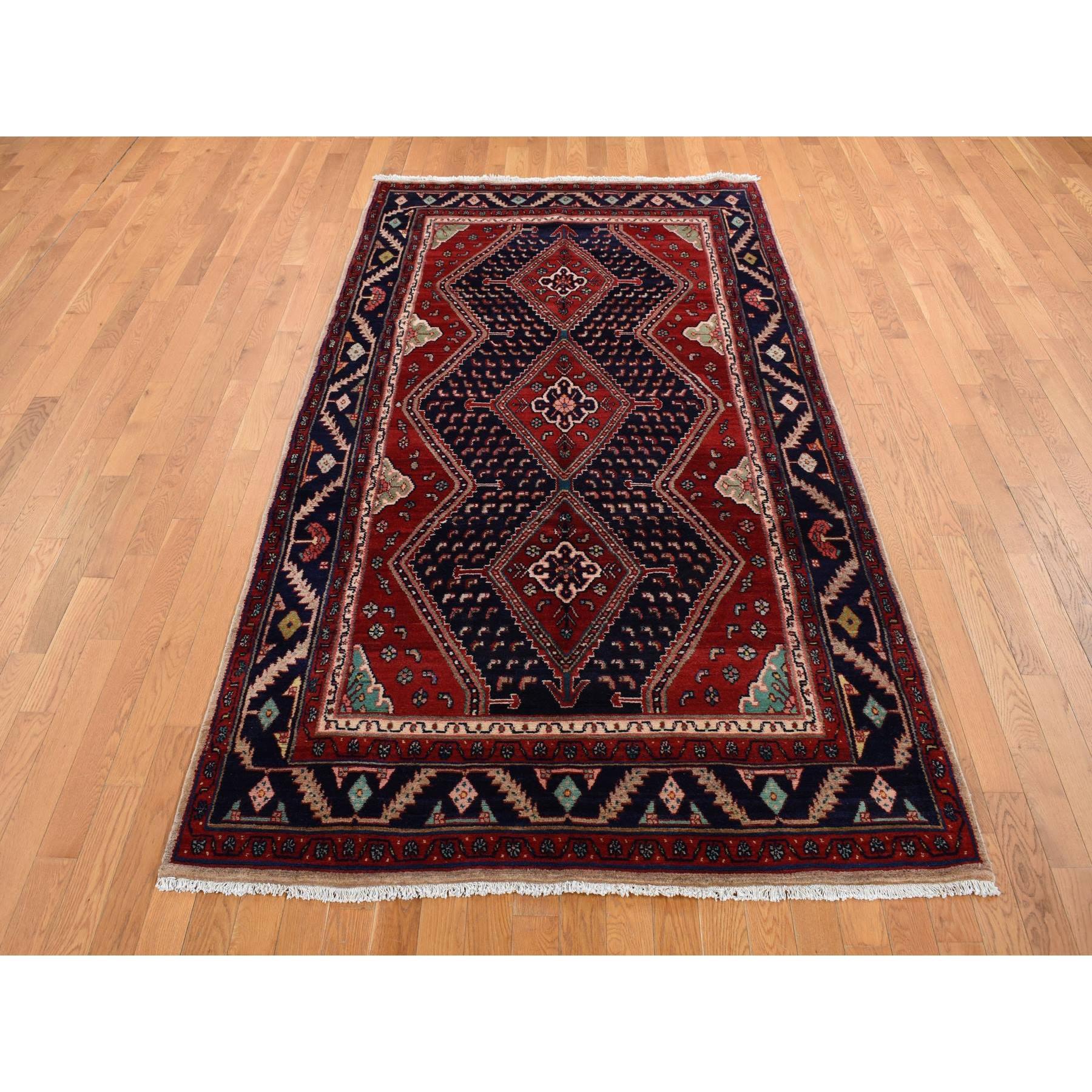 Tappeto orientale rosso mattone, New Persian con disegno a tre medaglioni seghettati, pelo di cammello, pura lana, annodato a mano
Materiali primari: Lana
Lattice: No Pile 
altezza: 0,25 pollici
Stile: Tradizionale
Colore primario: Rosso
Colori