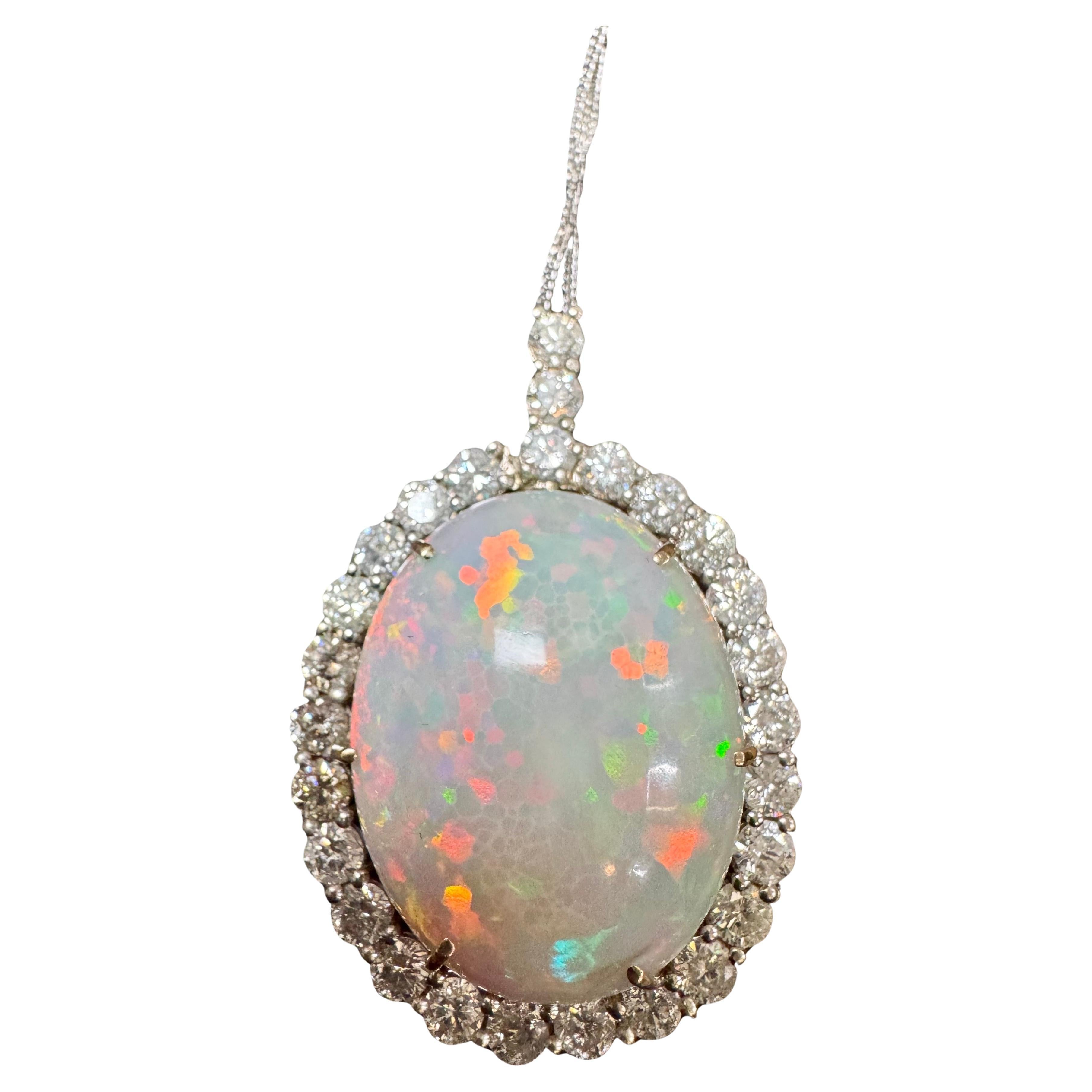 Ungefähr 52 Karat Oval Äthiopischer Opal  & Diamant-Anhänger 14 Karat Weißgold Halskette mit Kette
Dieser spektakuläre Anhänger Halskette bestehend aus einem einzigen Oval Form äthiopischen Opal ca. 52 Karat. 
32 X26 MM Größe des Opals
sehr sauberer