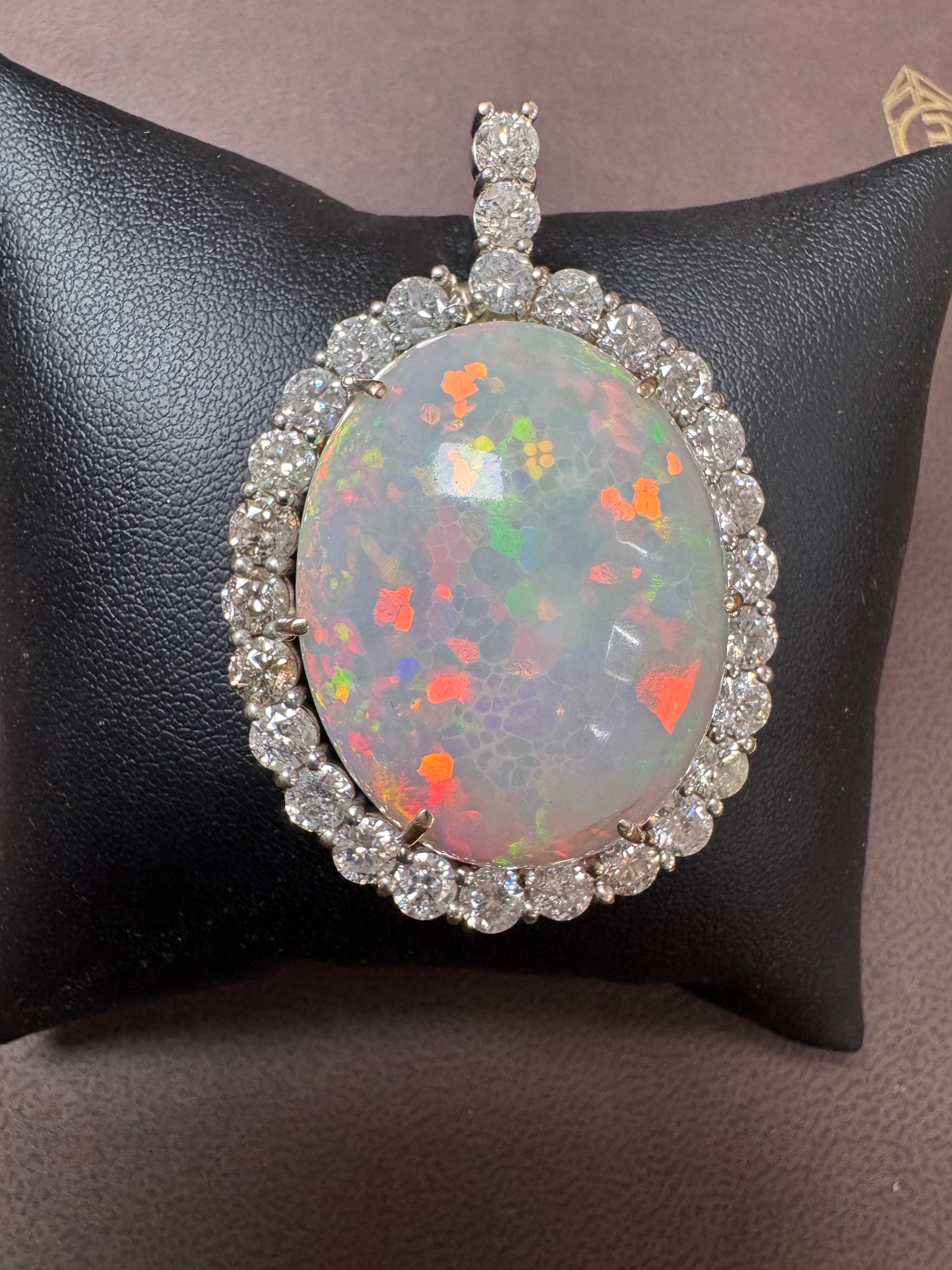 52 Karat Ovaler äthiopischer Opal & Diamant-Anhänger 14 Karat Weißgold Halskette (Ovalschliff) im Angebot