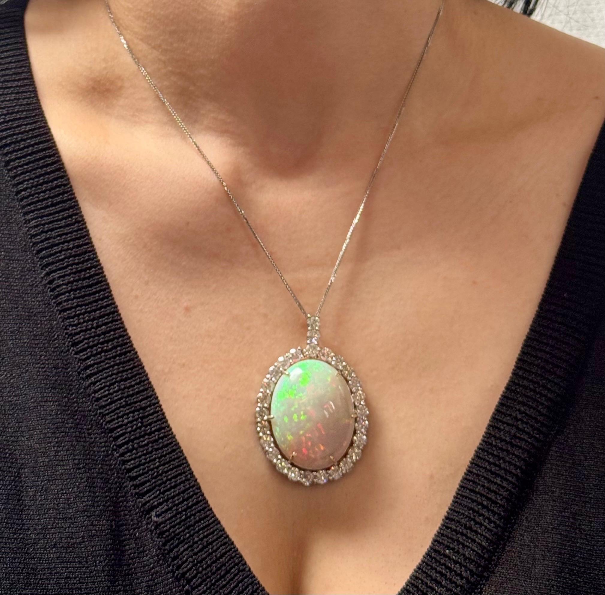 52 Karat Ovaler äthiopischer Opal & Diamant-Anhänger 14 Karat Weißgold Halskette im Zustand „Hervorragend“ im Angebot in New York, NY